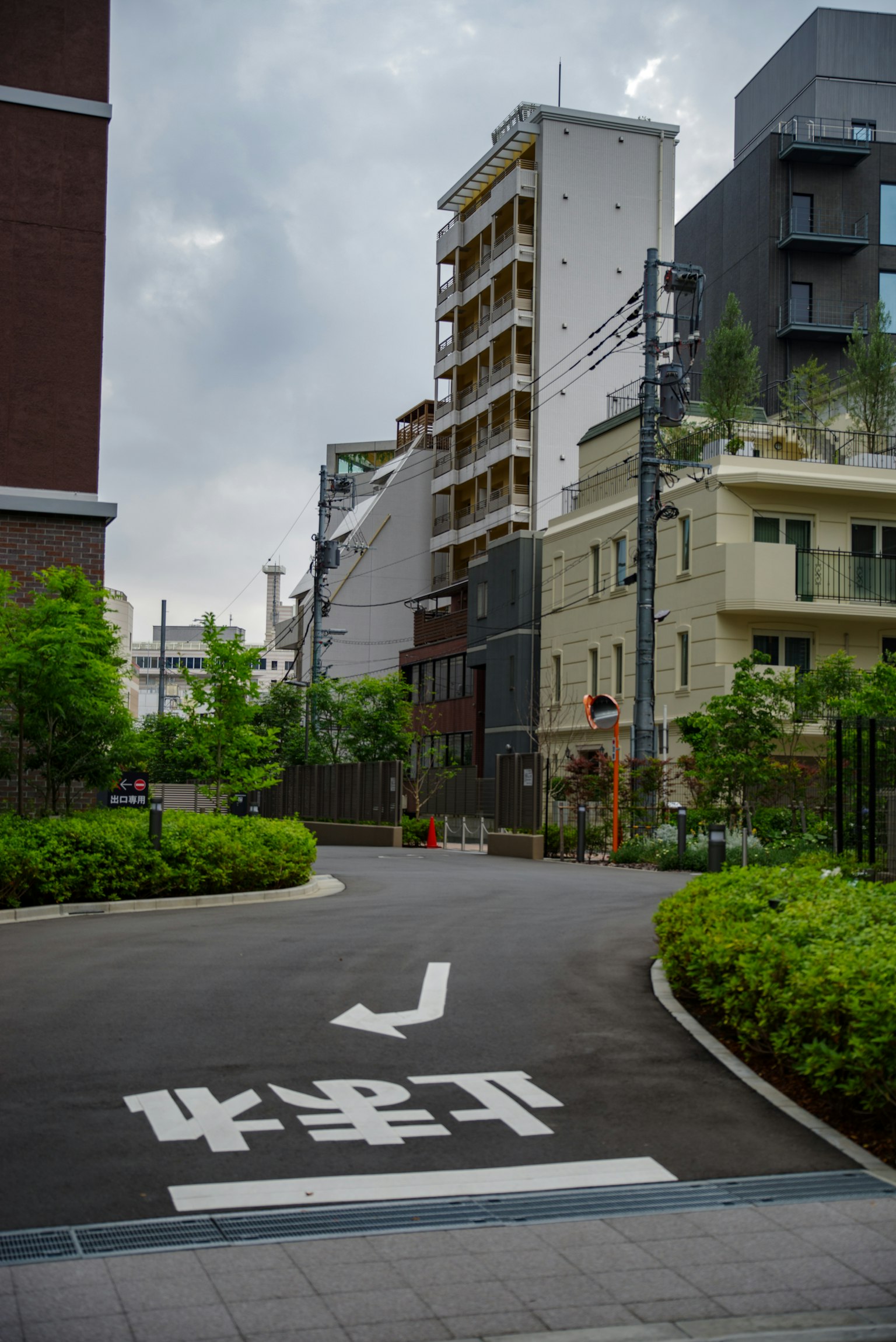 城市街景，有曲折的道路和绿化