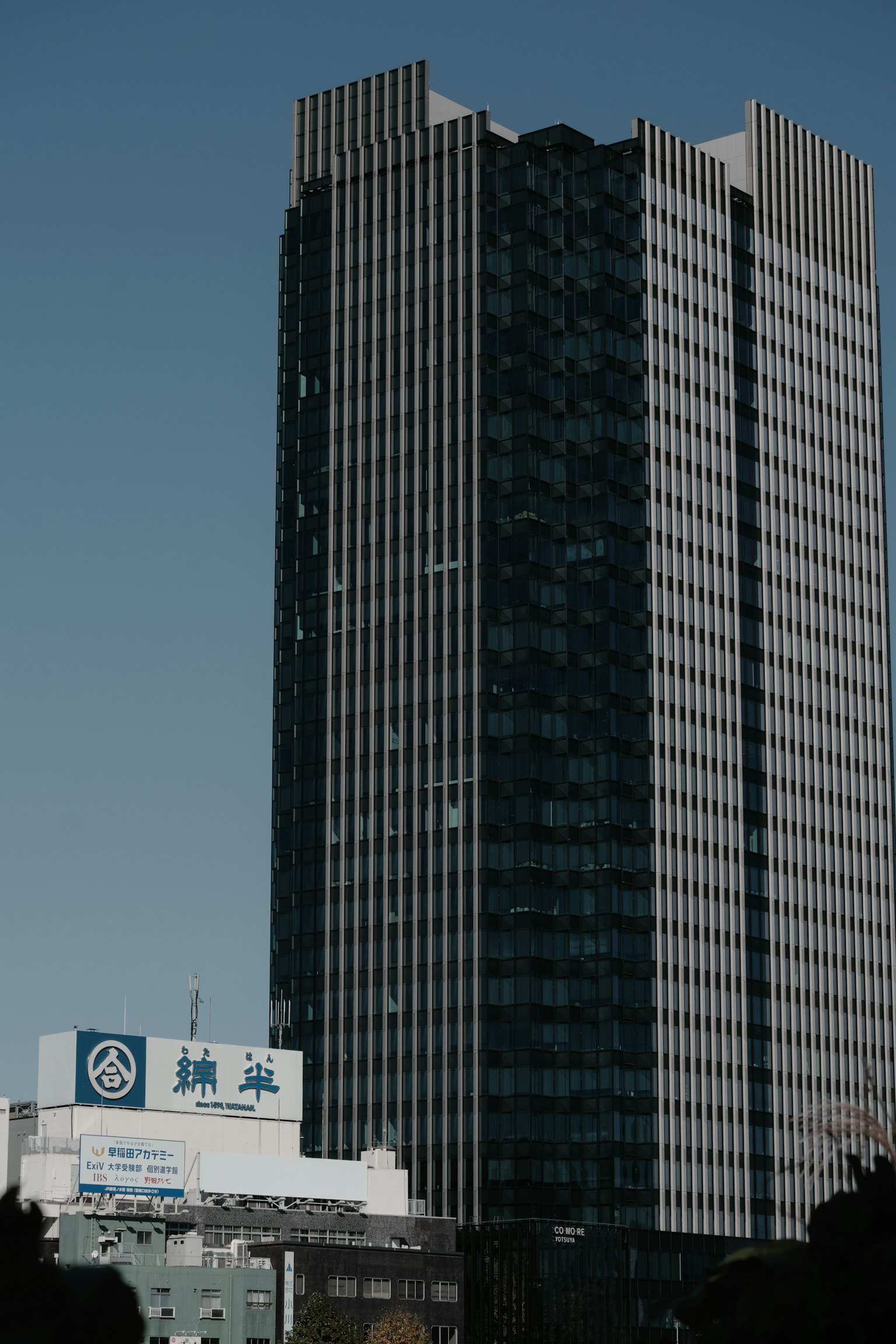 Edificio alto con strutture circostanti