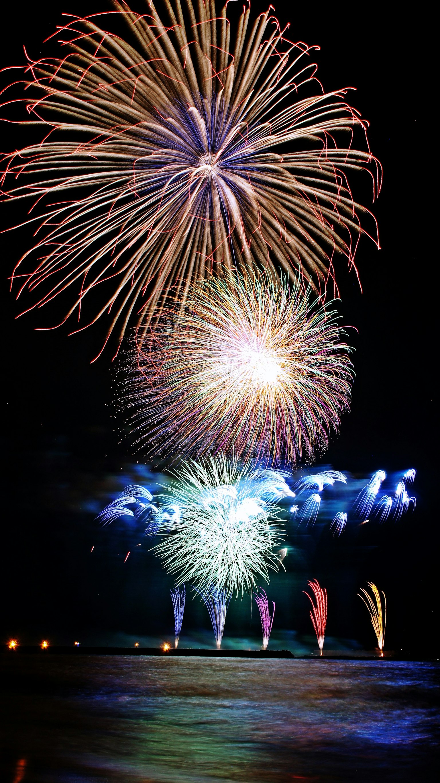 Fuochi d'artificio colorati che esplodono nel cielo notturno creando uno spettacolo vibrante