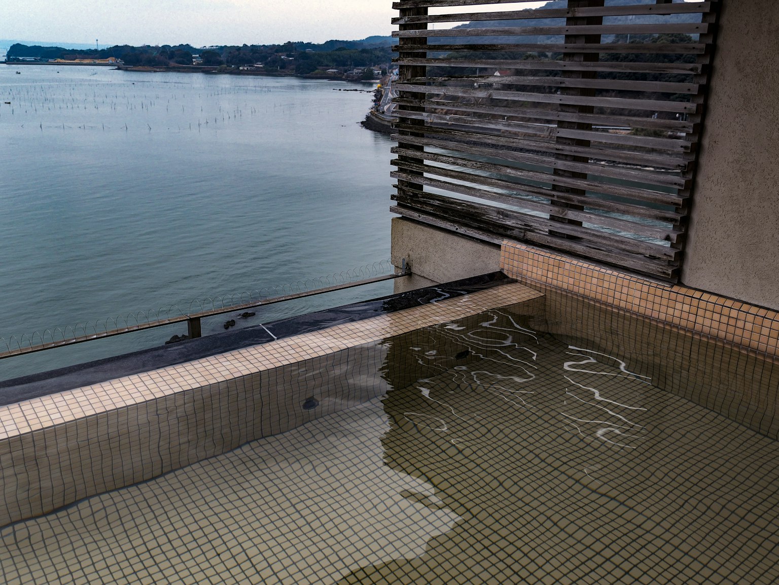 Piscina termal en la azotea con vista al mar