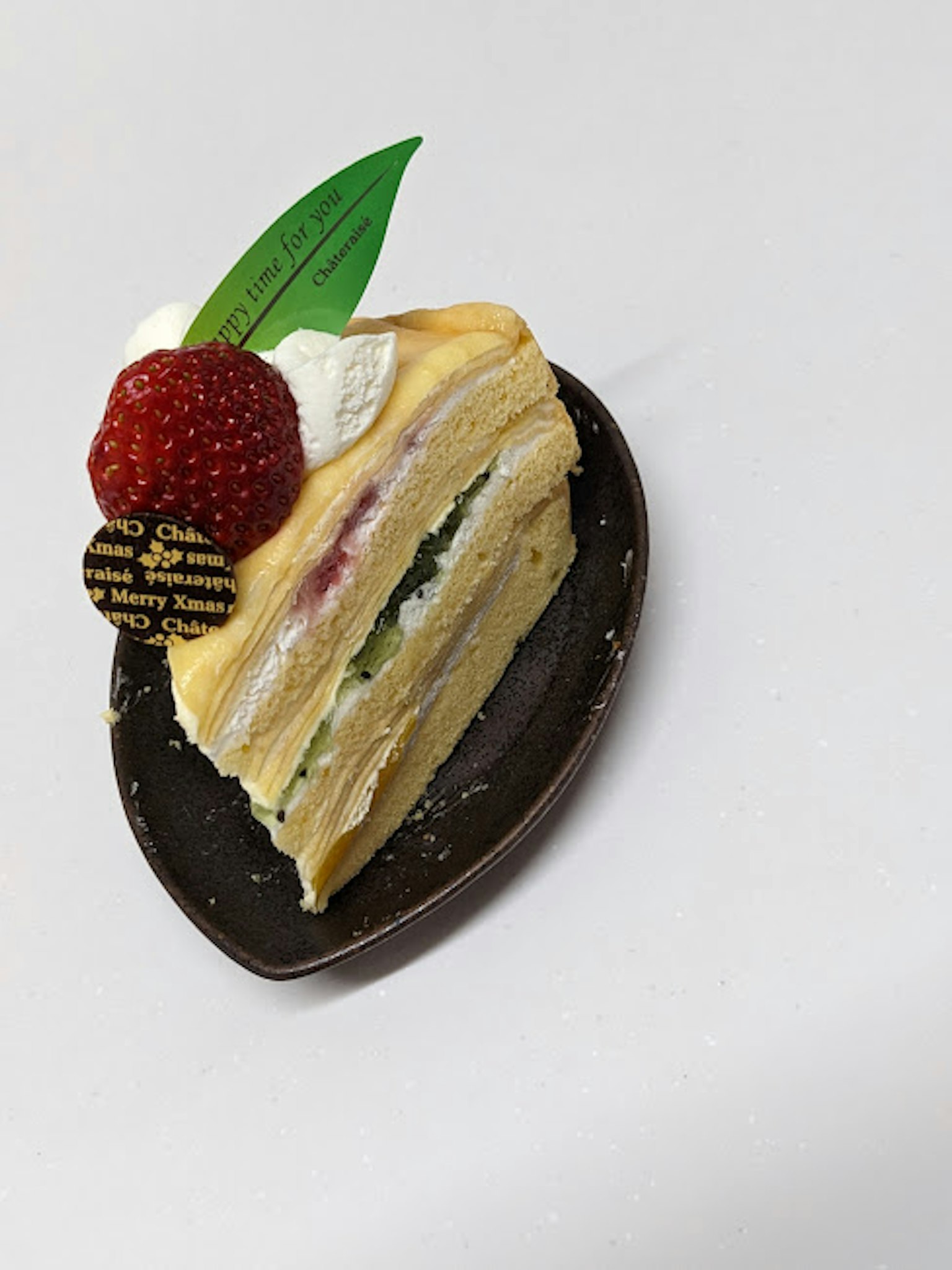 Una bella fetta di torta alle fragole con panna montata