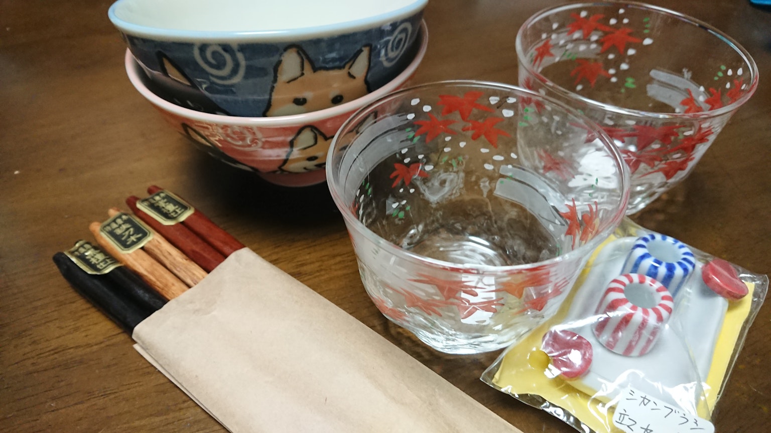 桌面摆设有日本风格的碗和玻璃杯 彩色糖果