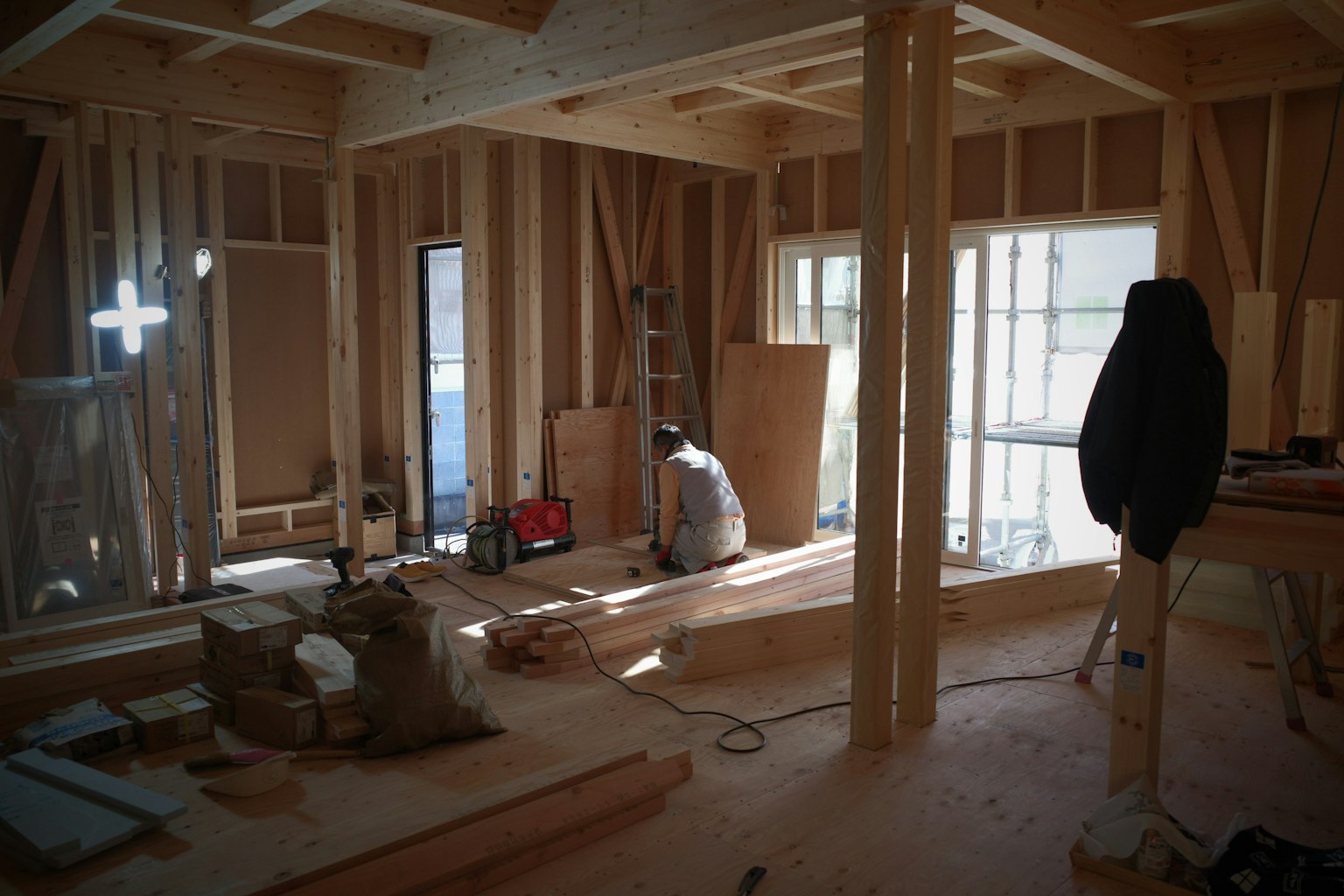 Interior de una habitación en construcción Estructura de madera y herramientas visibles