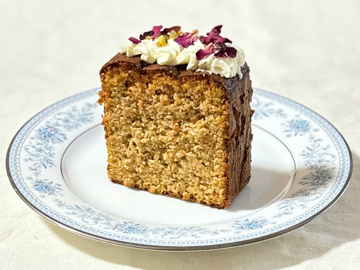 プレートにのったケーキの一切れ画像