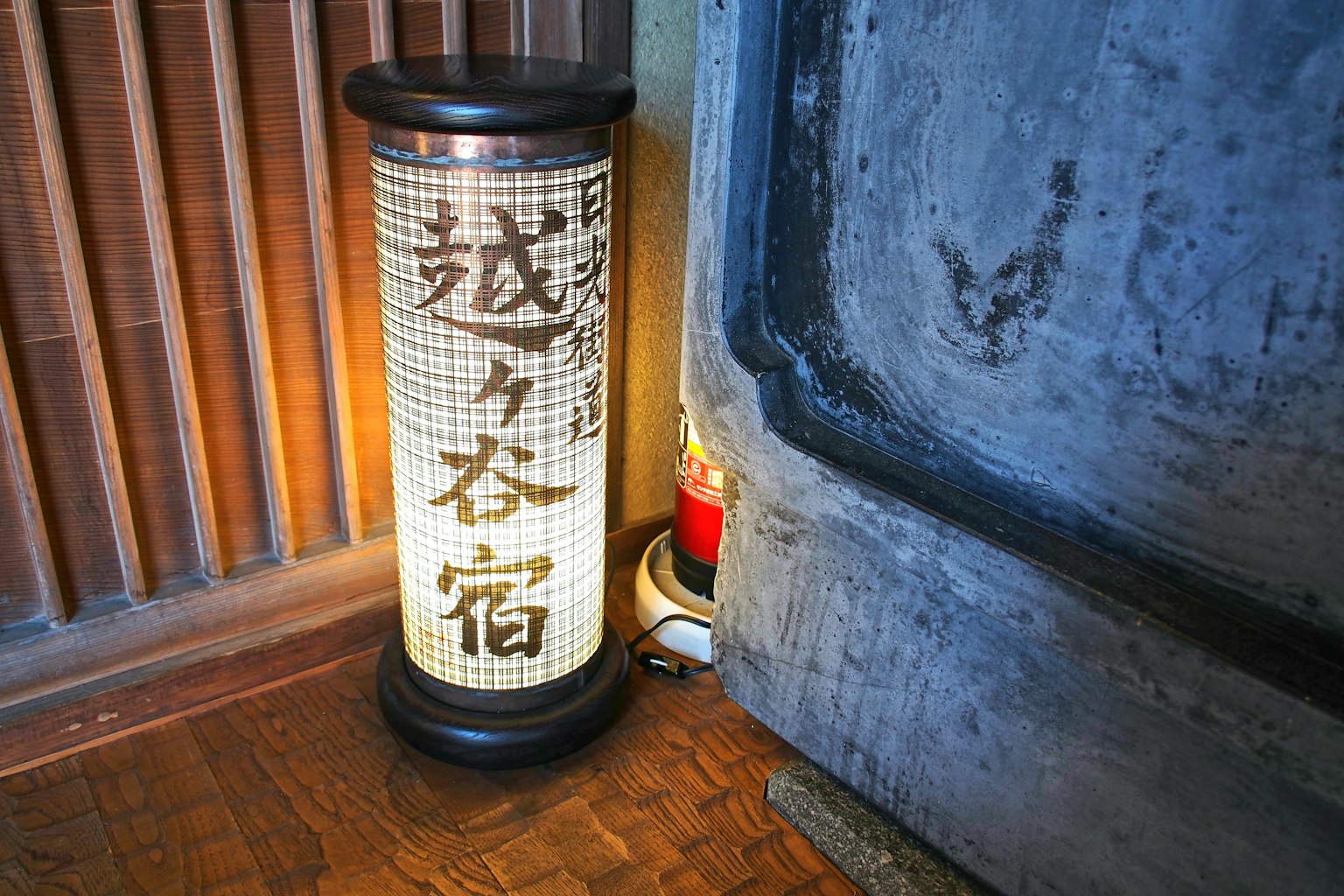 Una linterna japonesa tradicional iluminando una puerta