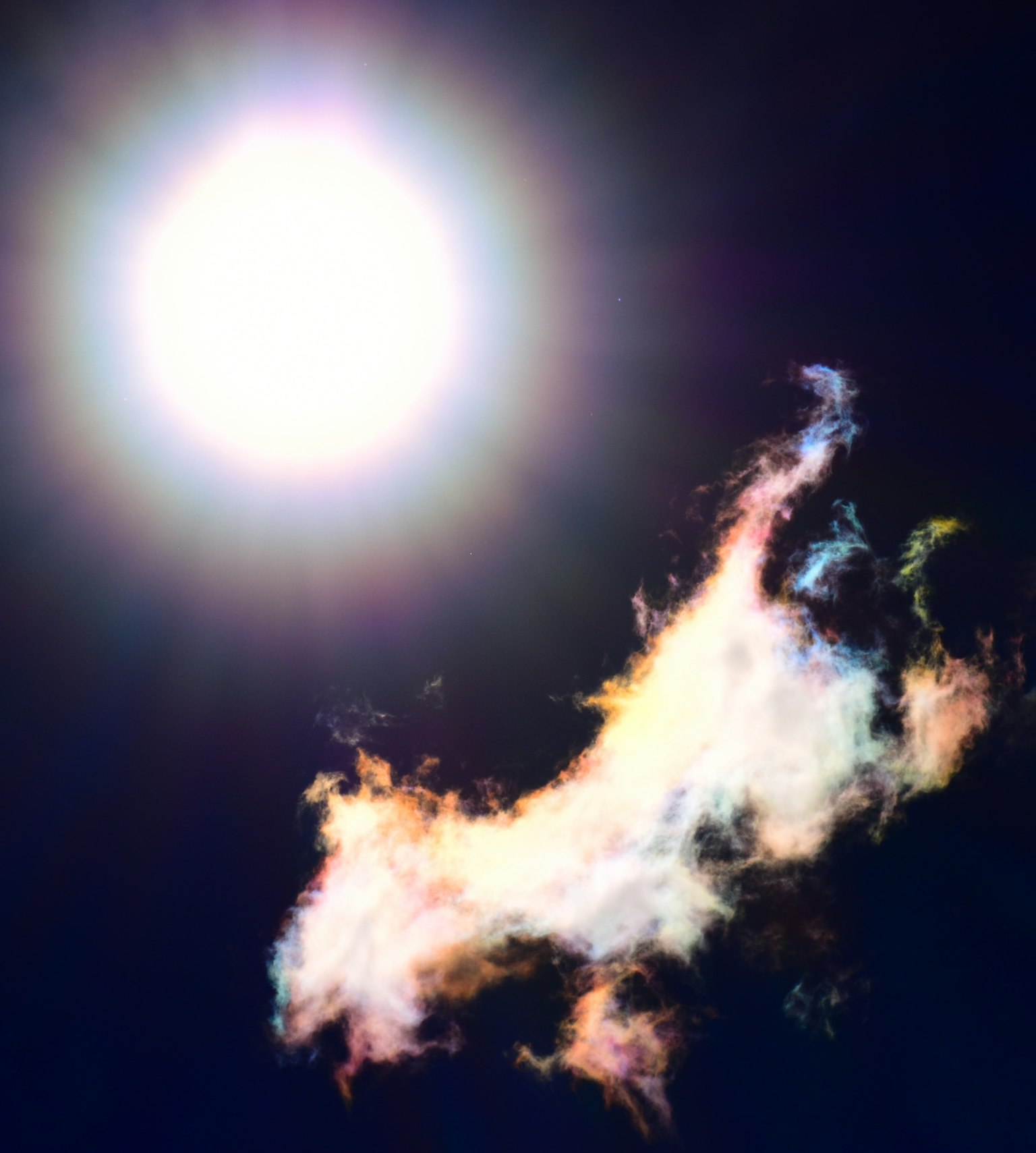 Contrasto tra il sole e nuvole colorate