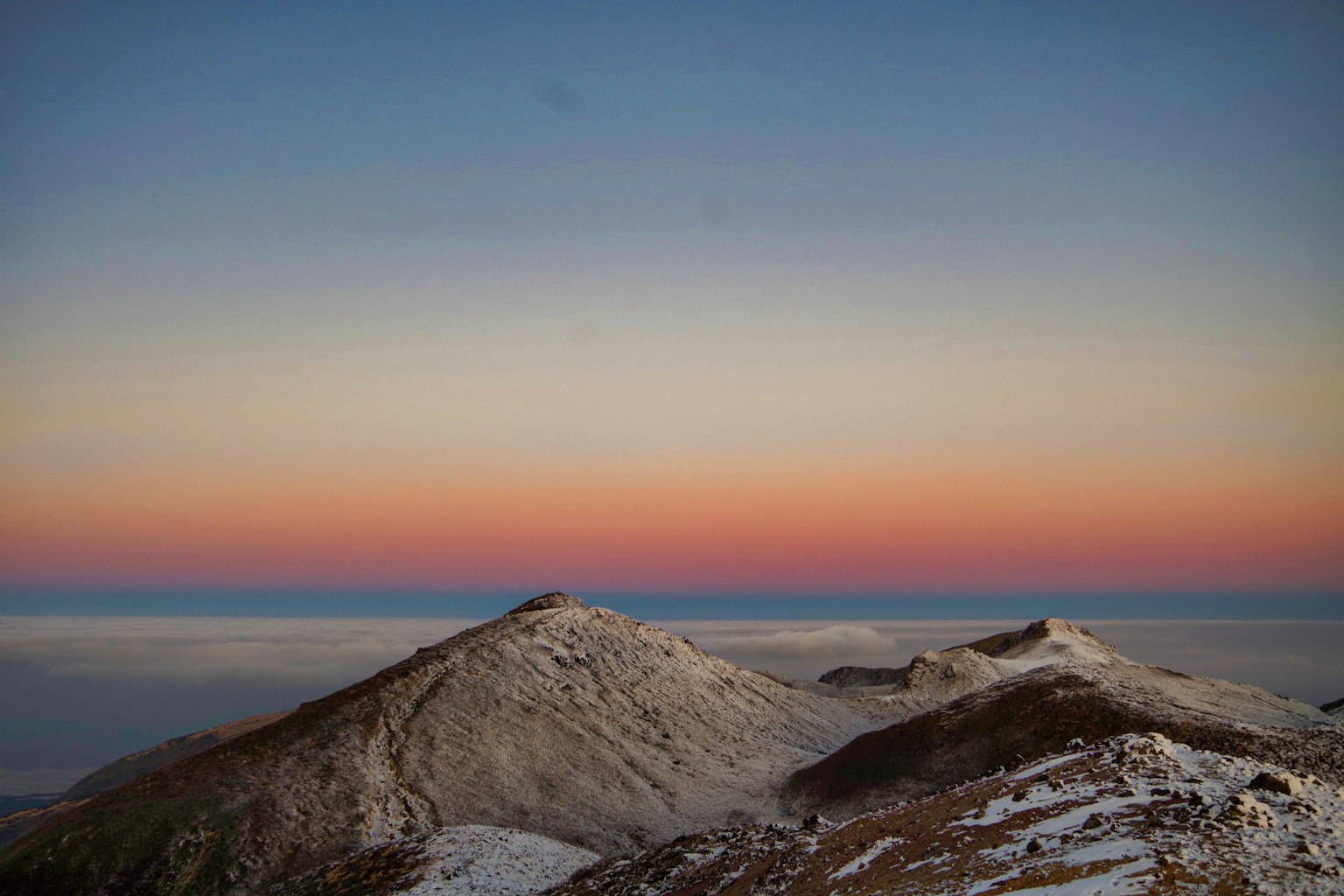 Montagnes enneigées avec un ciel en dégradé magnifique