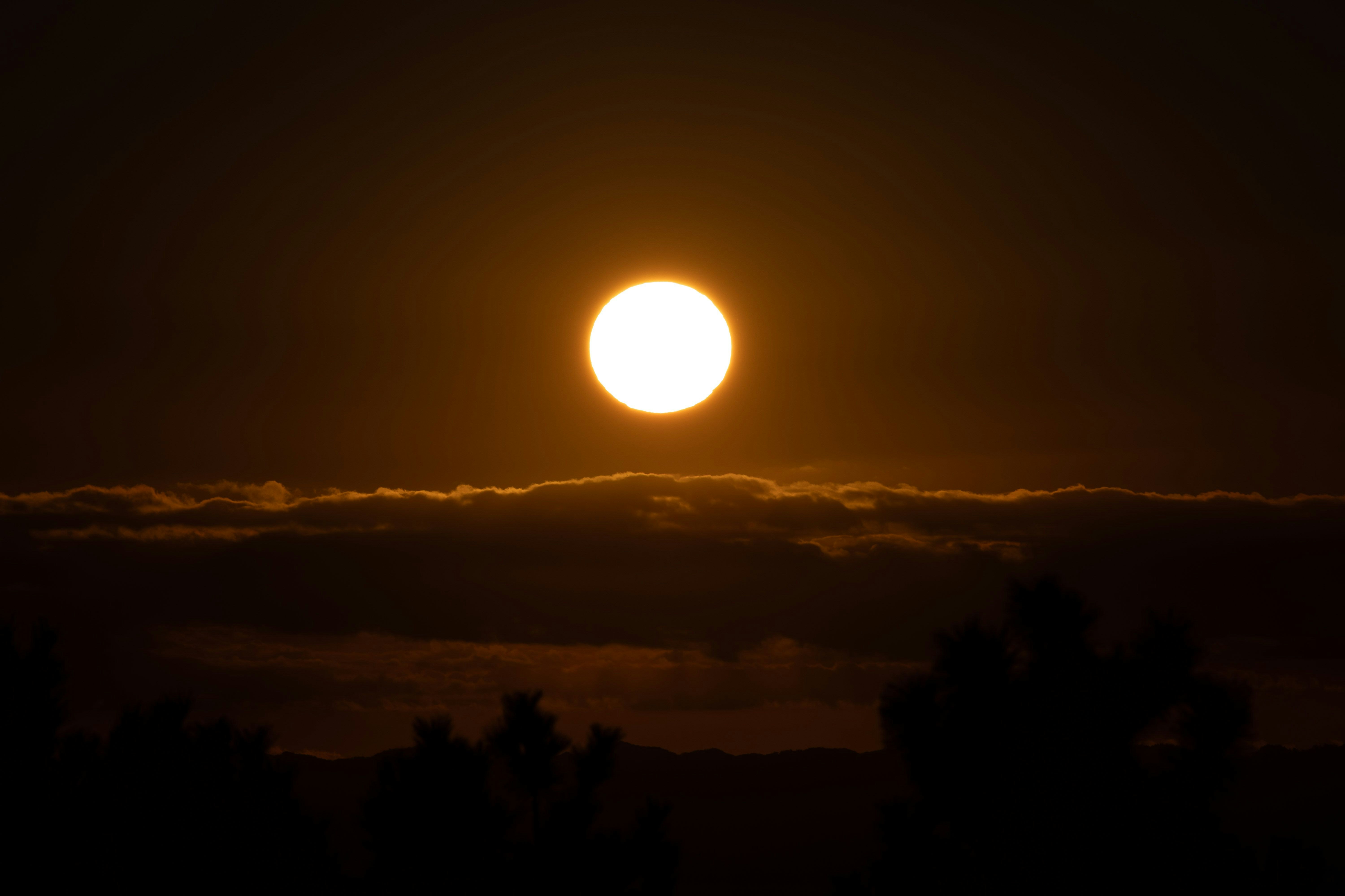 雲の上に浮かぶ夕暮れの太陽