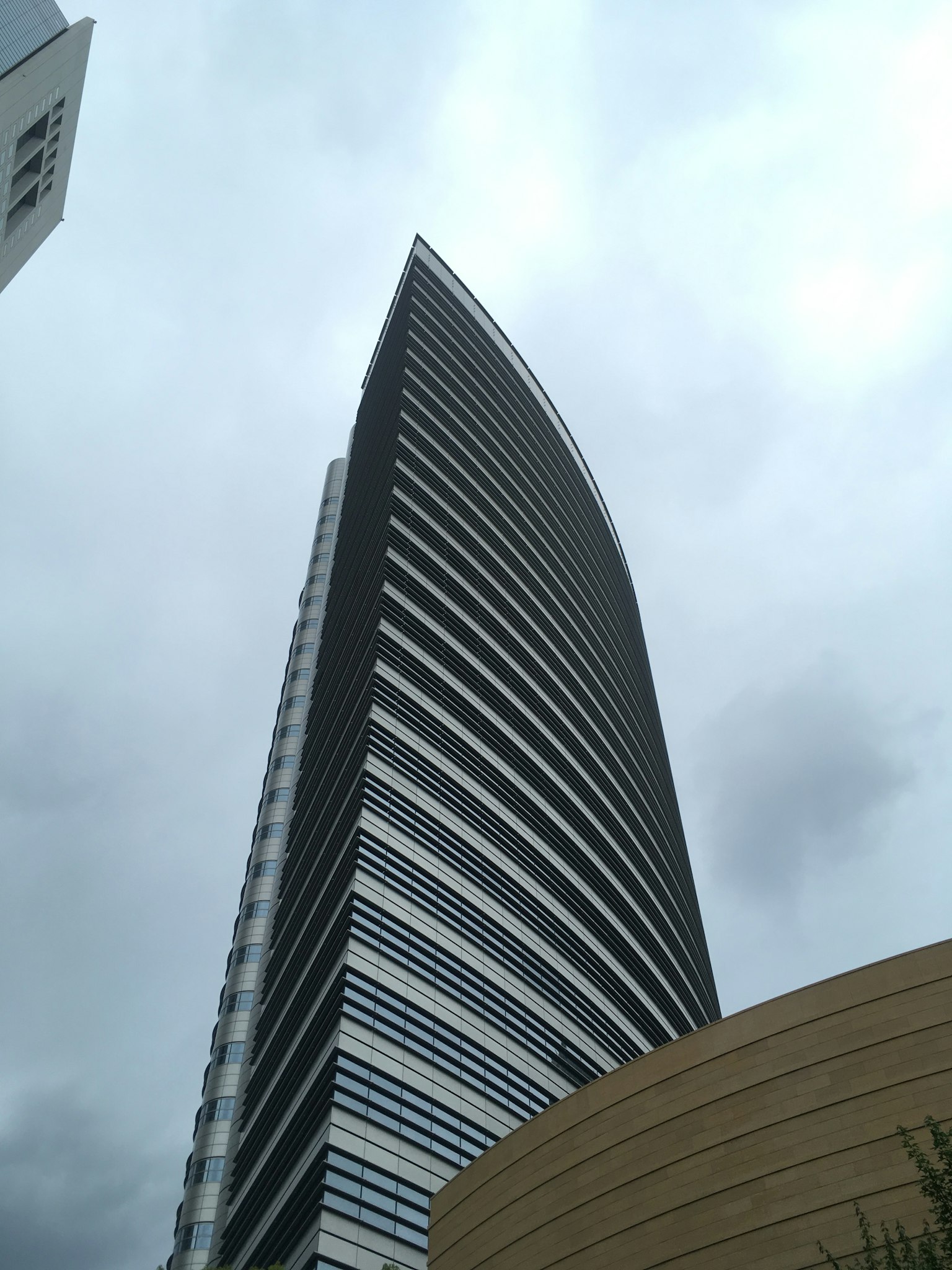 Gedung pencakar langit modern menjulang ke langit