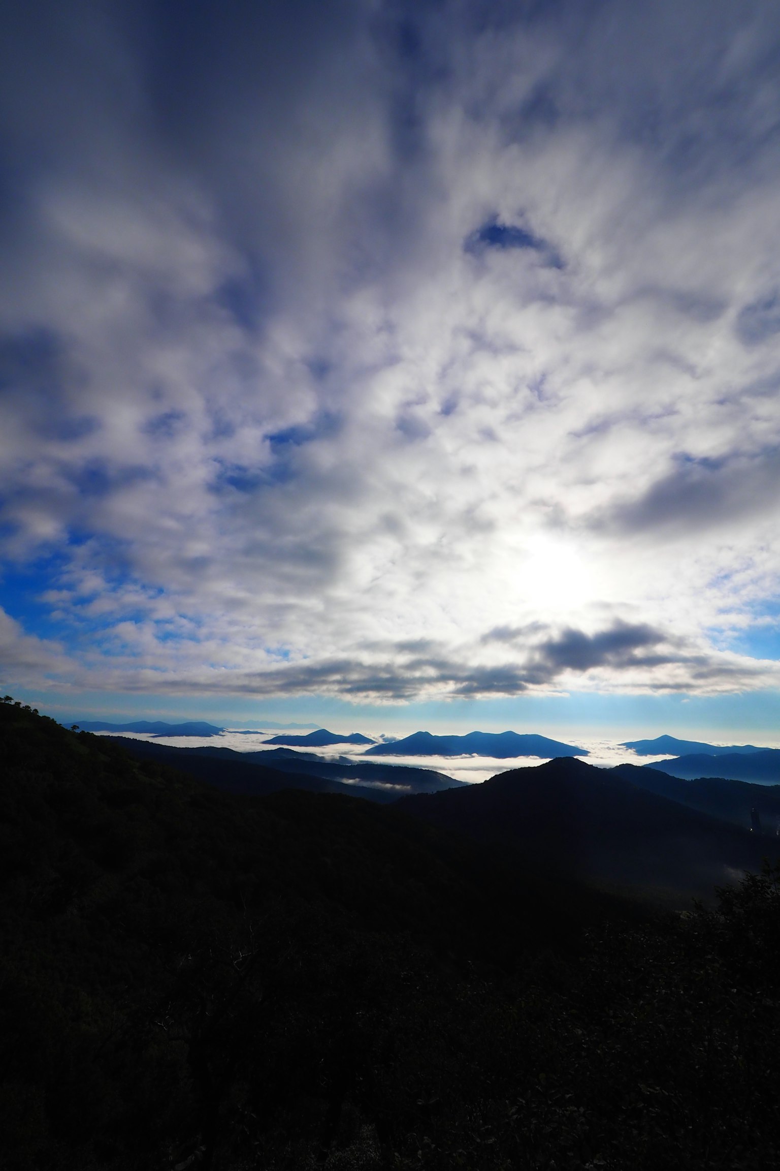 蓝天和云彩的风景，远处可见山脉