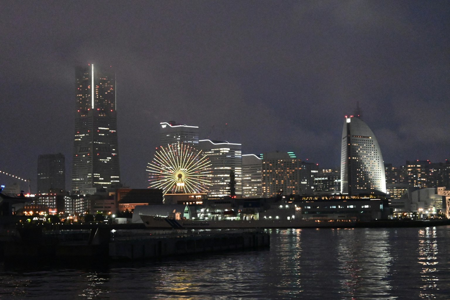 Pemandangan malam kota Yokohama menampilkan Landmark Tower dan roda Ferris