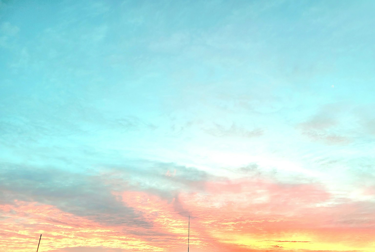 美麗的夕陽，橙色和粉色的雲朵映襯著藍天