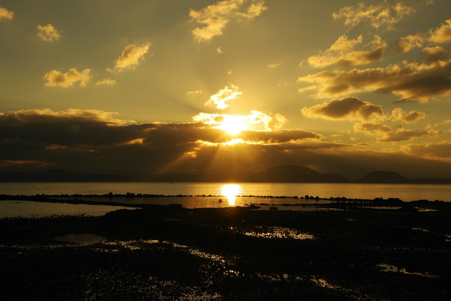 Coucher de soleil sur l'océan avec des silhouettes de nuages