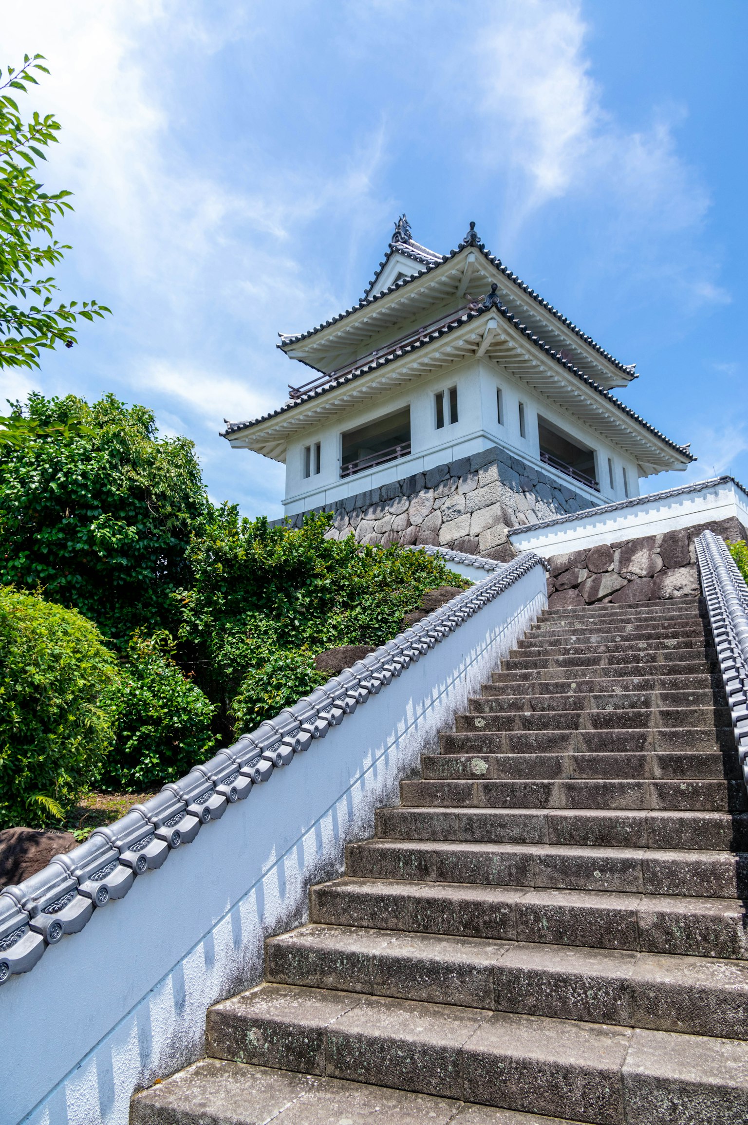 從白色石階可見的美麗日本城堡