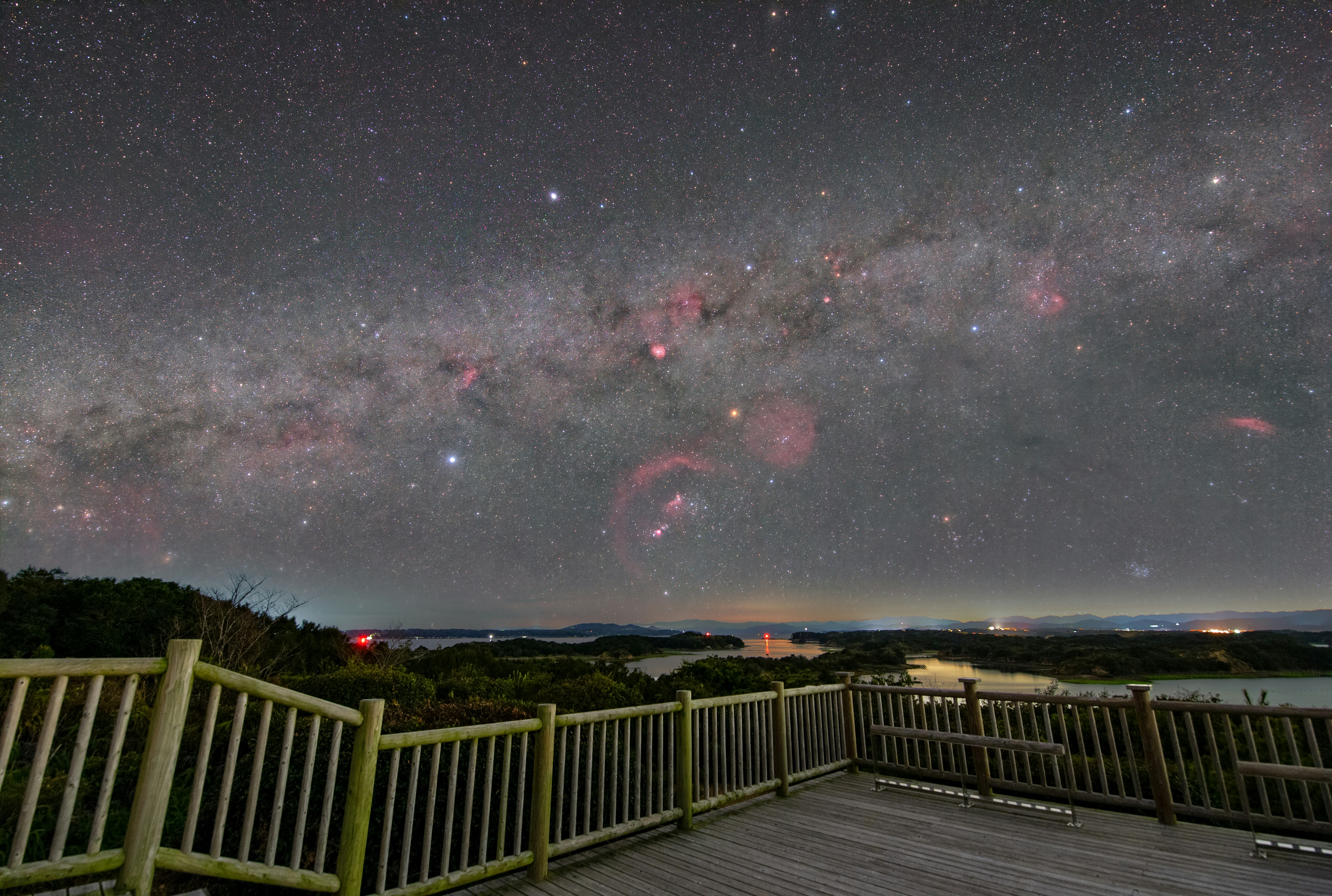 木質觀景平台上的繁星夜空與銀河