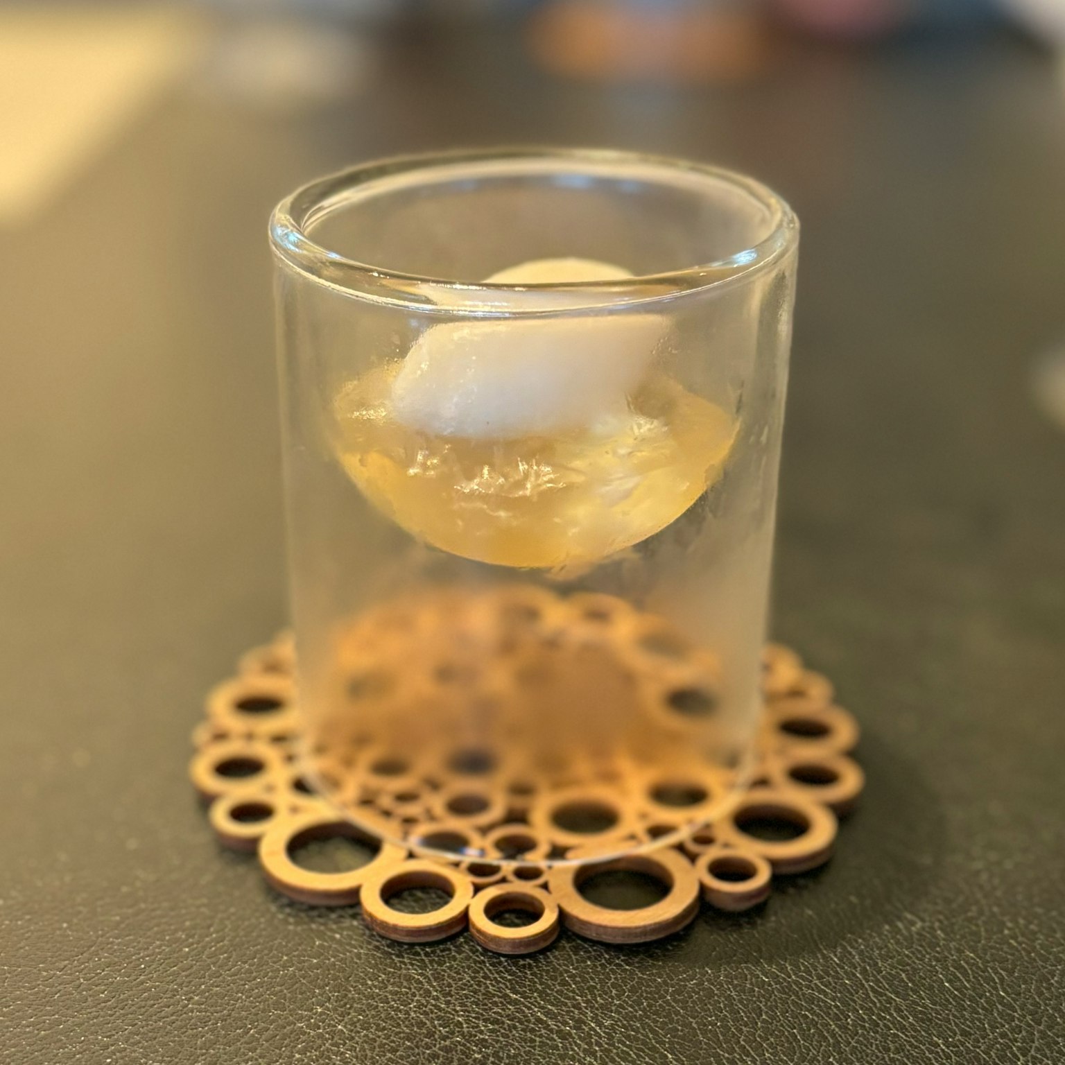 Dessert dans un verre transparent sur un sous-verre en bois