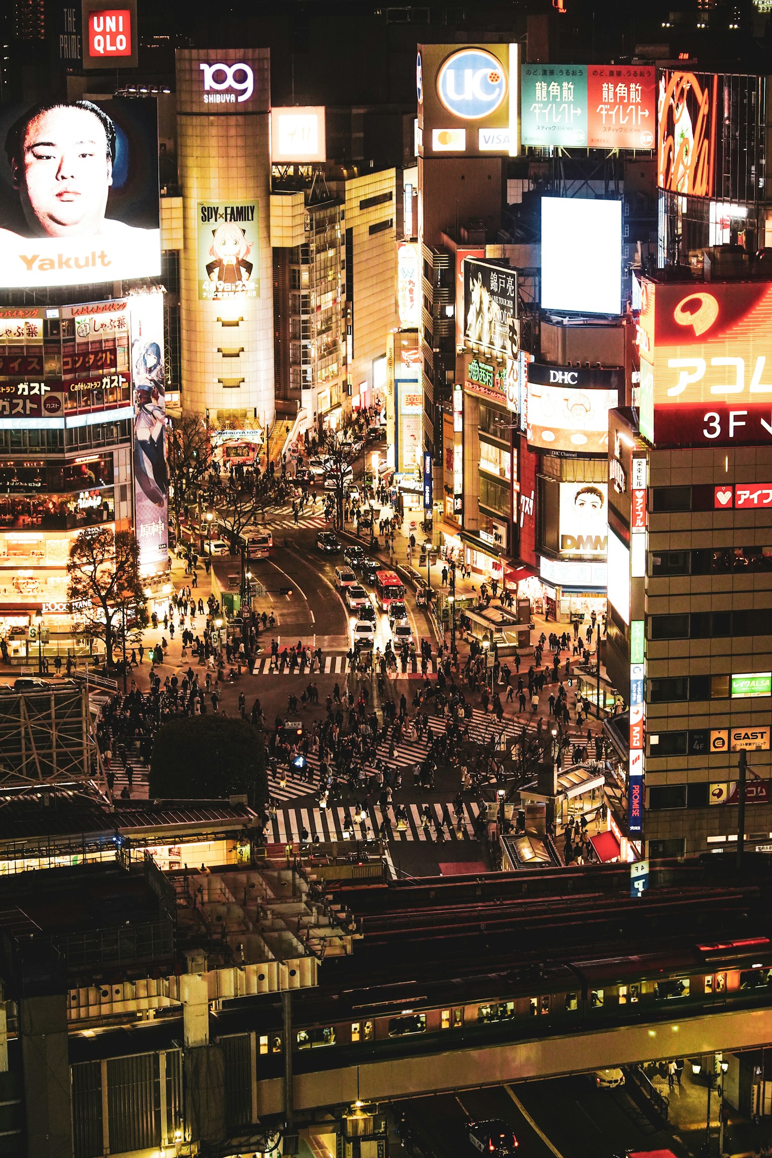 繁忙的澀谷十字路口夜景，燈光明亮，人潮洶湧