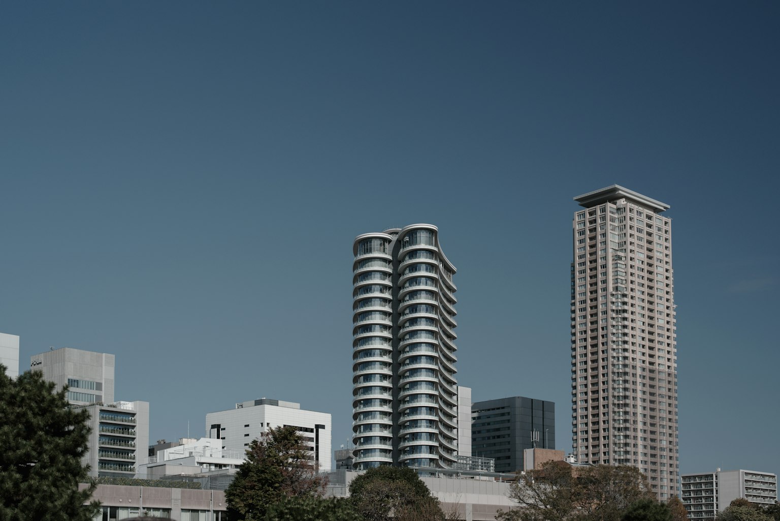 Skyline urbano con edificios altos y cielo azul claro