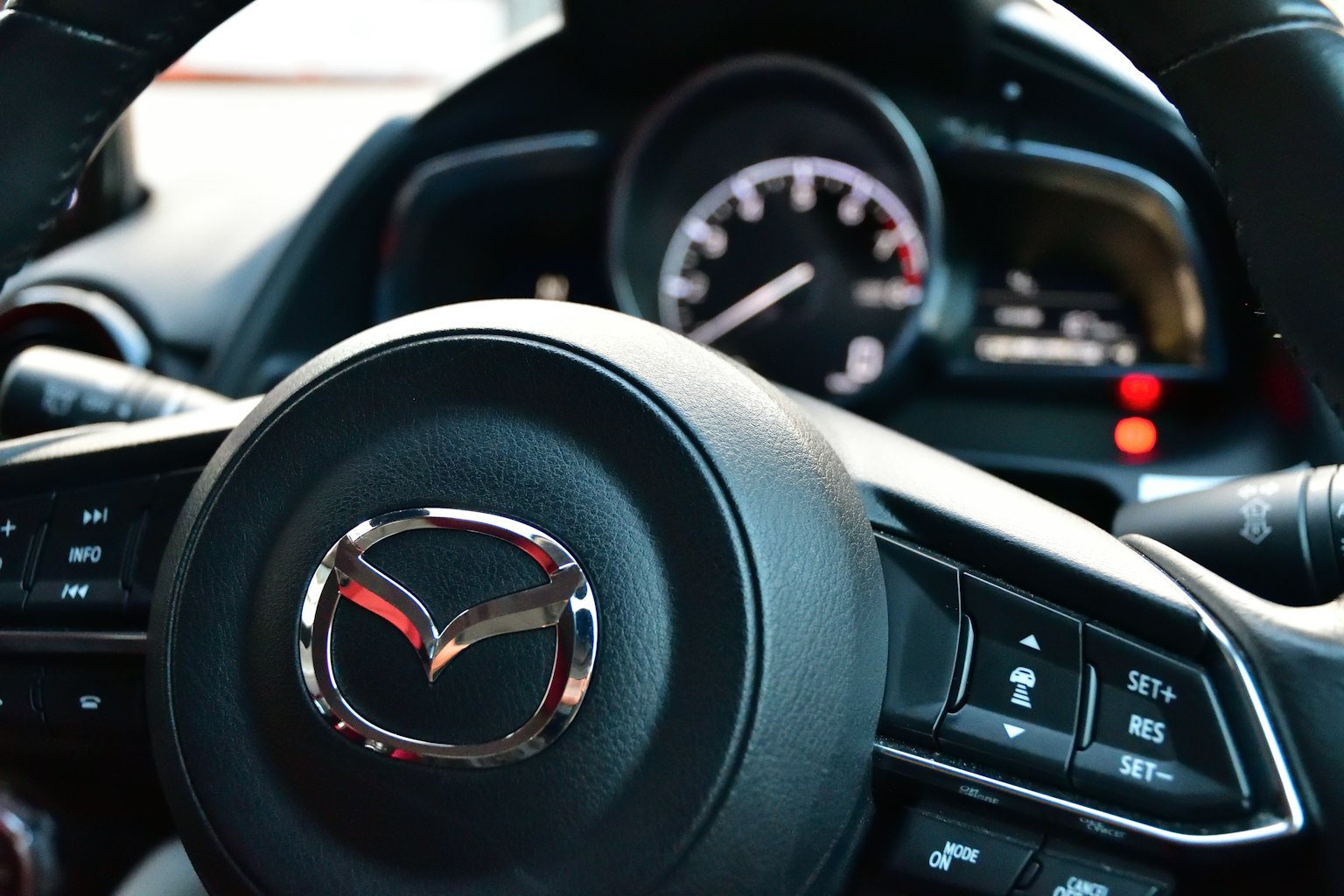Acercamiento del volante Mazda y la instrumentación del tablero