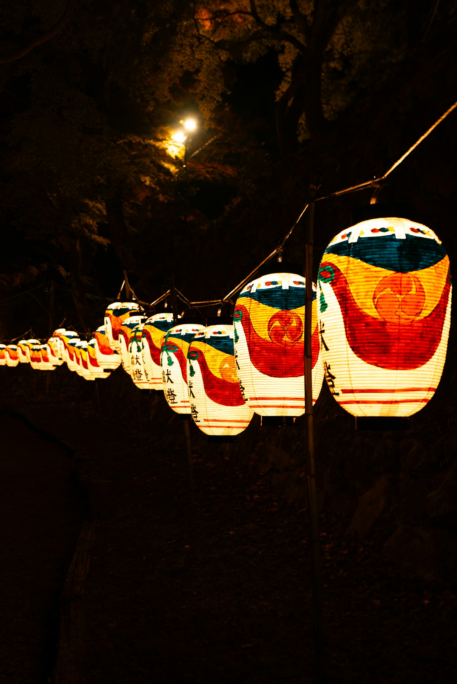Lampion berwarna-warni berjejer di malam hari
