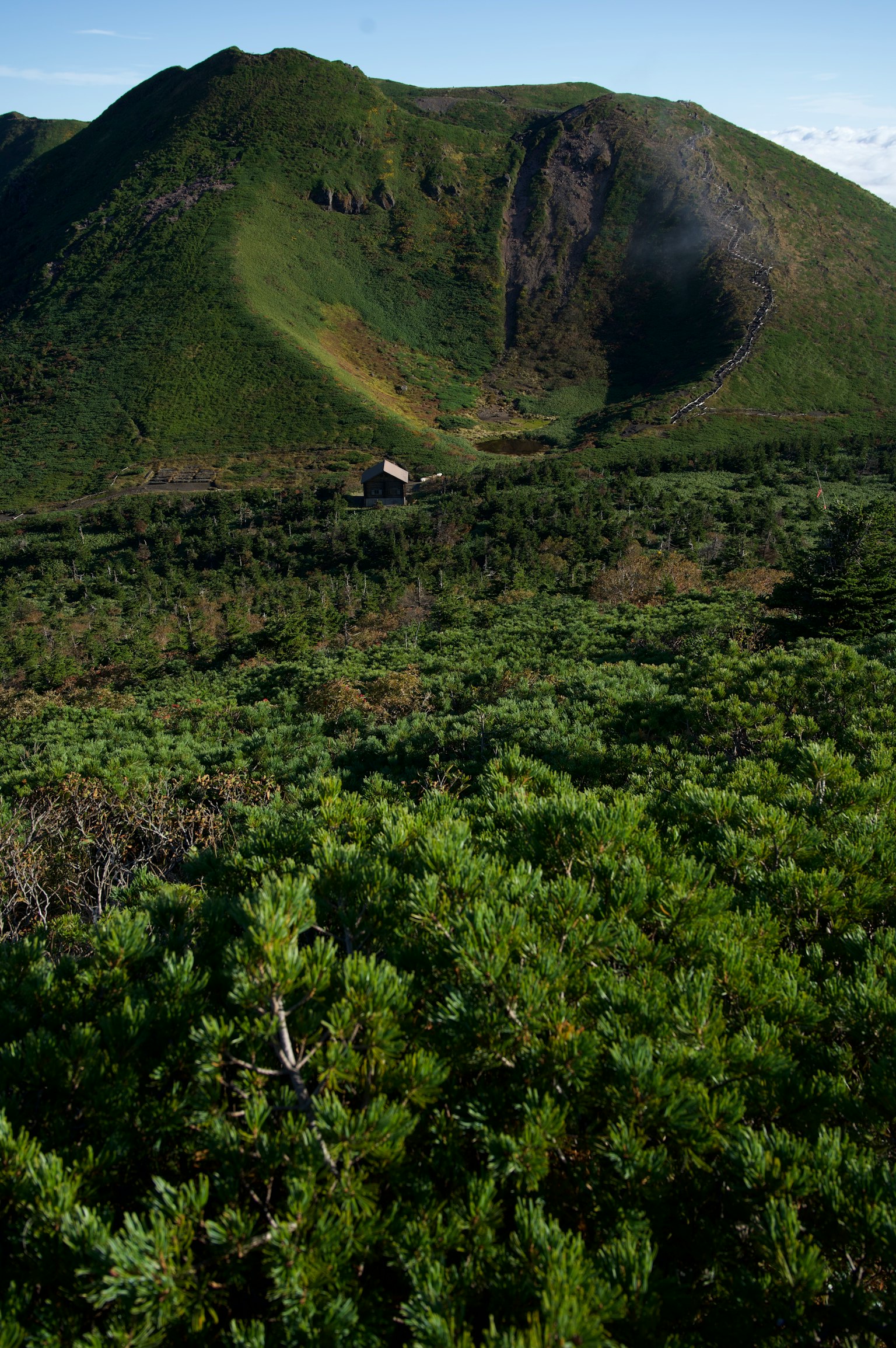郁郁葱葱的山脉和山谷景观有一间小屋