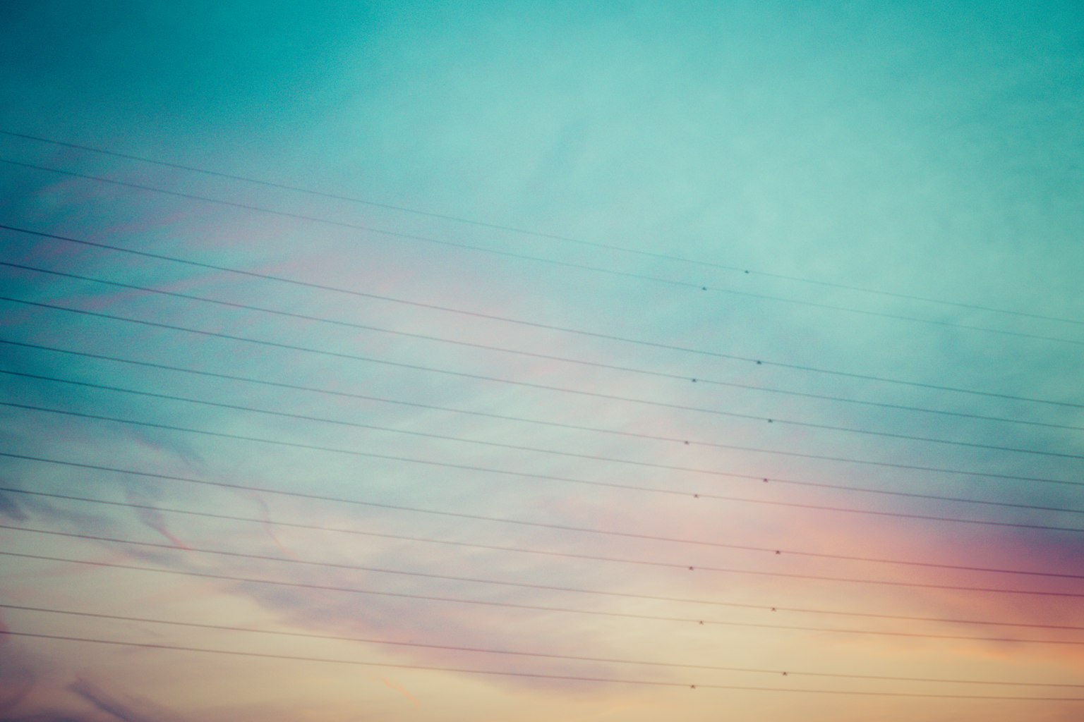 Schöner Himmel mit Blau- und Rosatönen