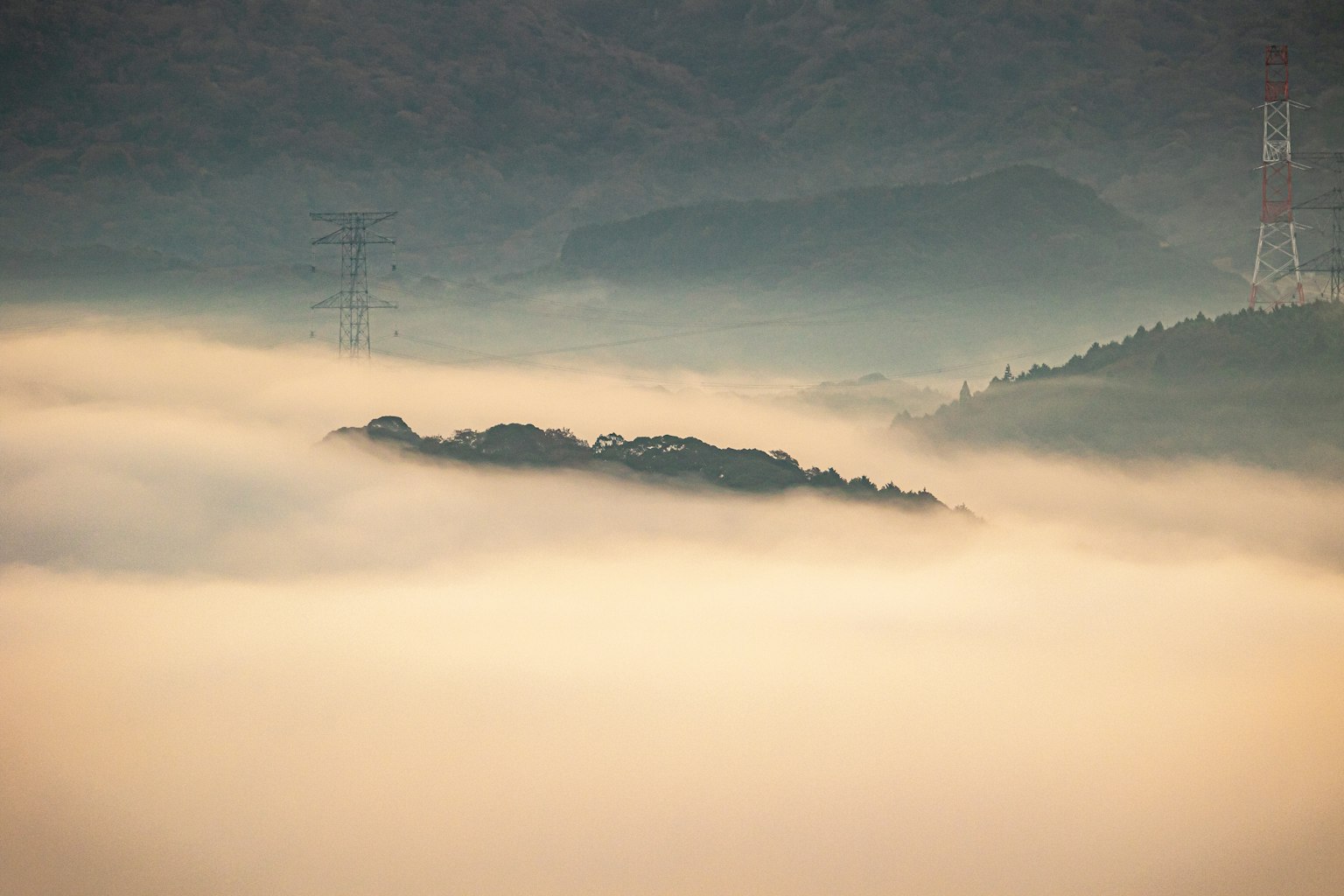雾气笼罩的山脉和电线的风景