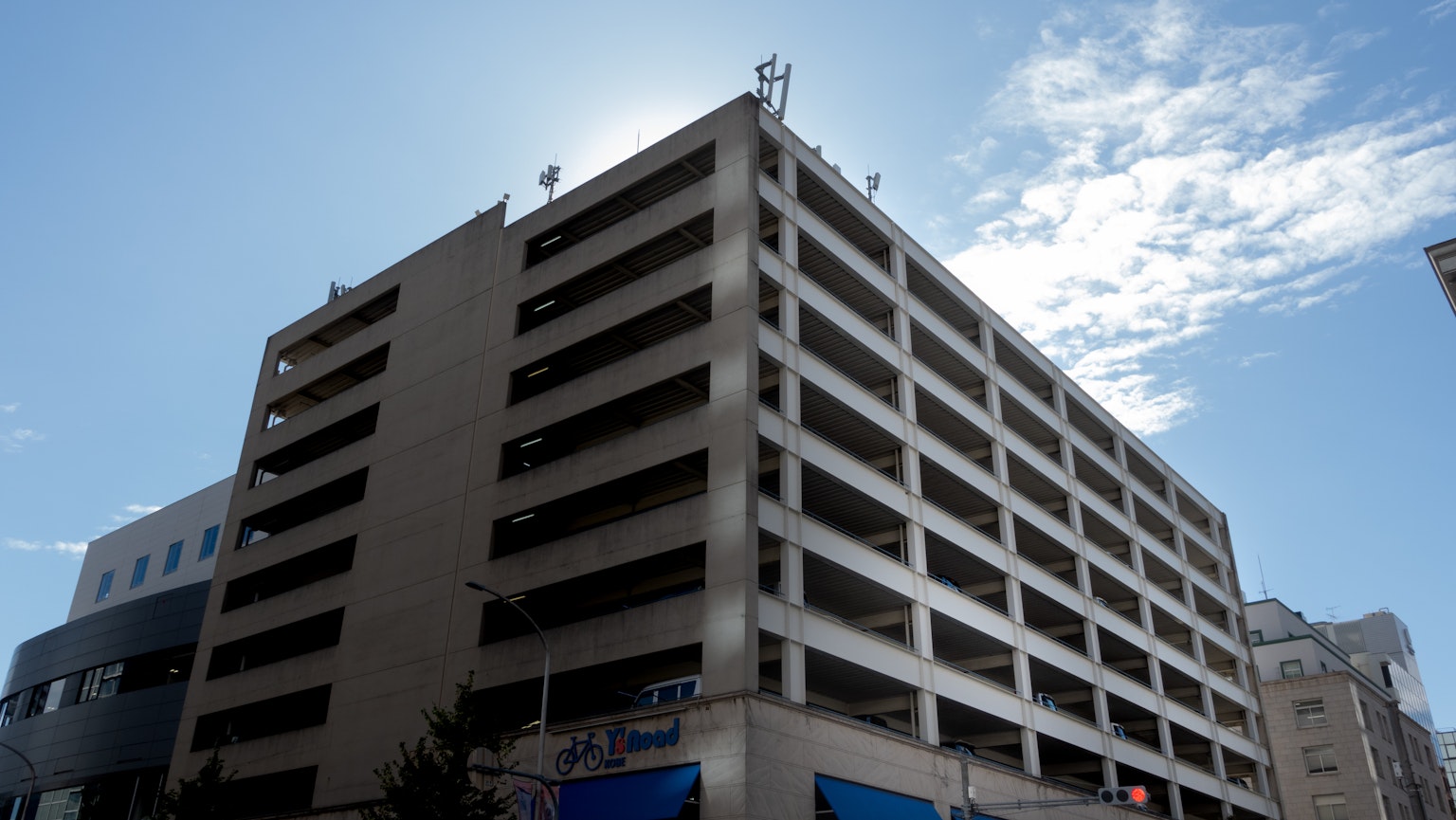 Mehrstöckige Parkgarage unter einem klaren blauen Himmel