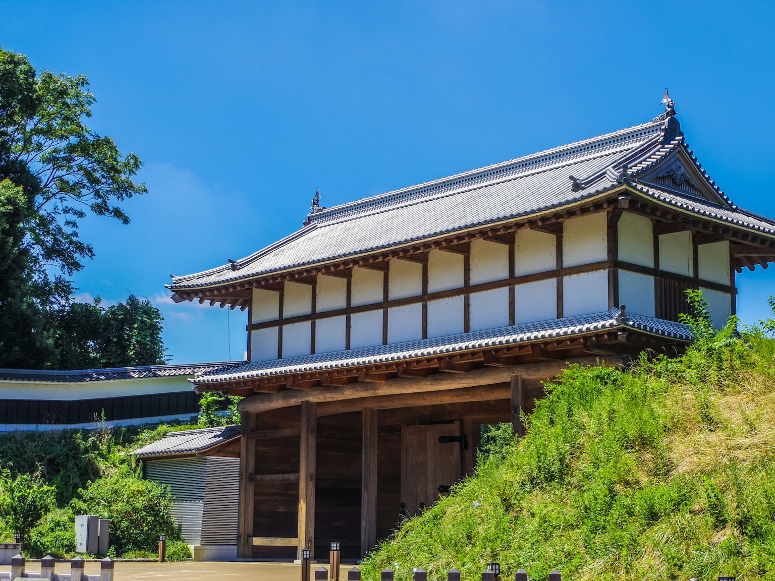 美丽的传统日本建筑和蓝天背景