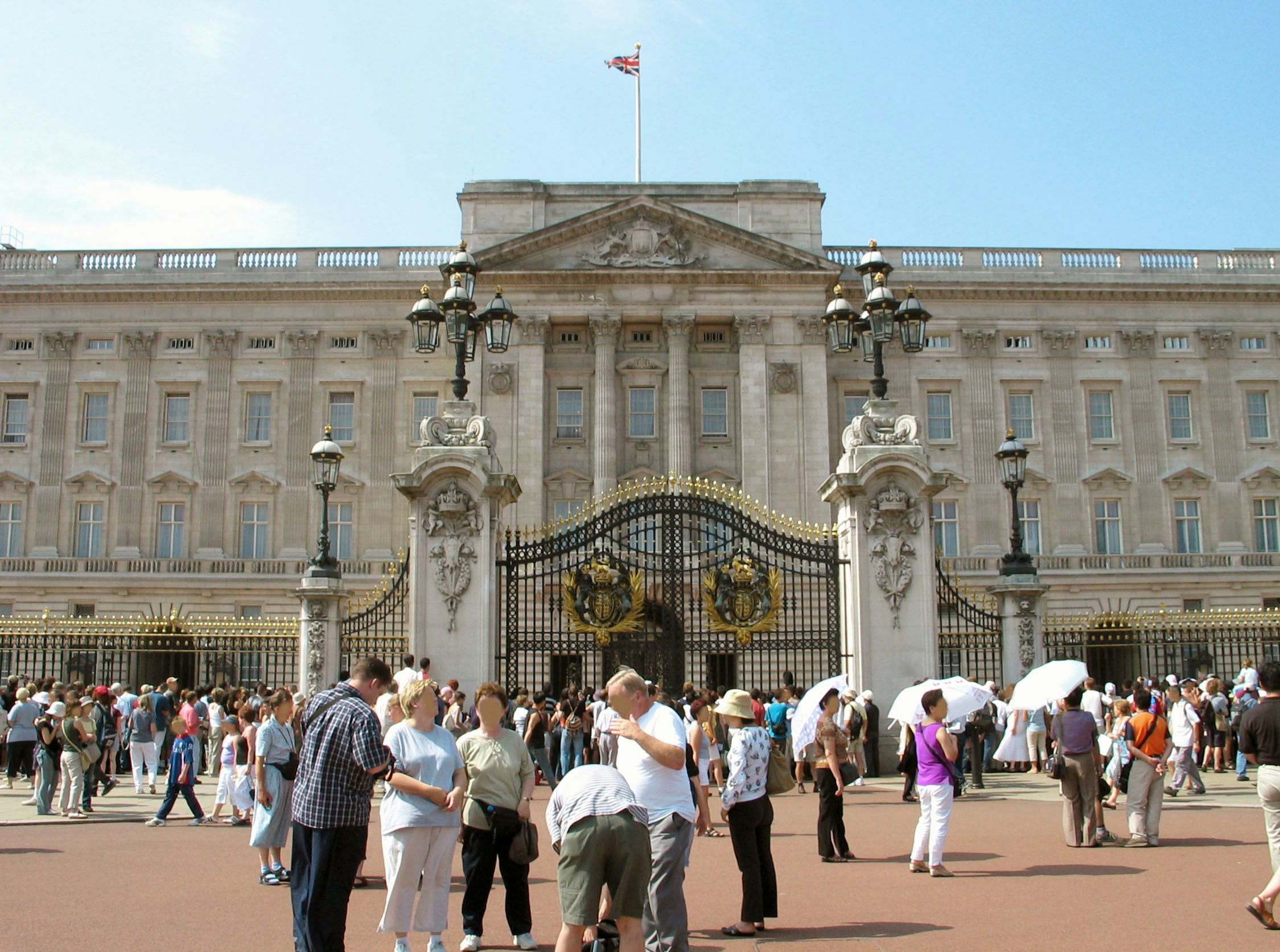 foule devant les grilles du palais de Buckingham à Londres