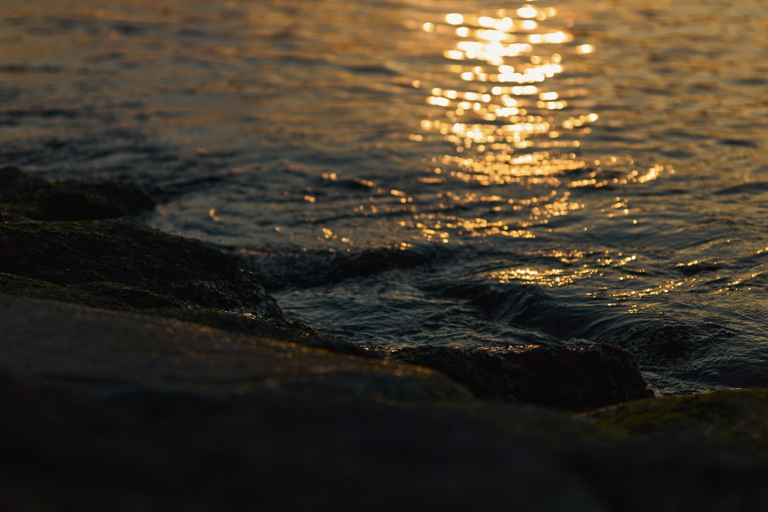 Wellenbewegung des Wassers, die den Sonnenuntergang reflektiert