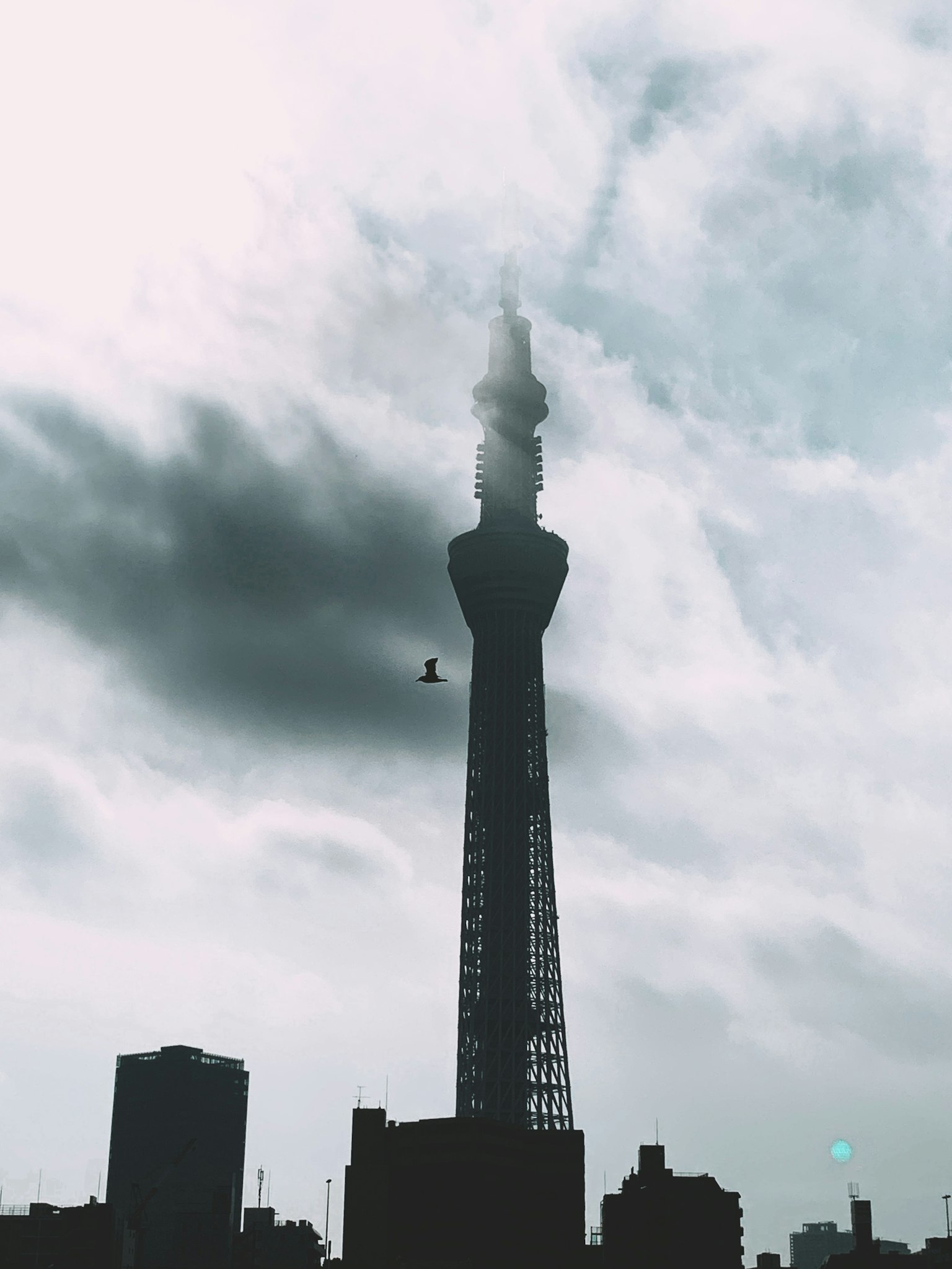 Silueta de la Tokyo Skytree envuelta en nubes