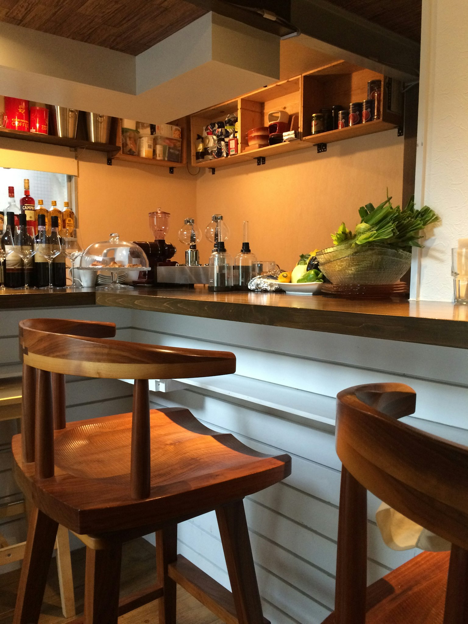 Intérieur d'un bar chaleureux avec des tabourets en bois et un comptoir