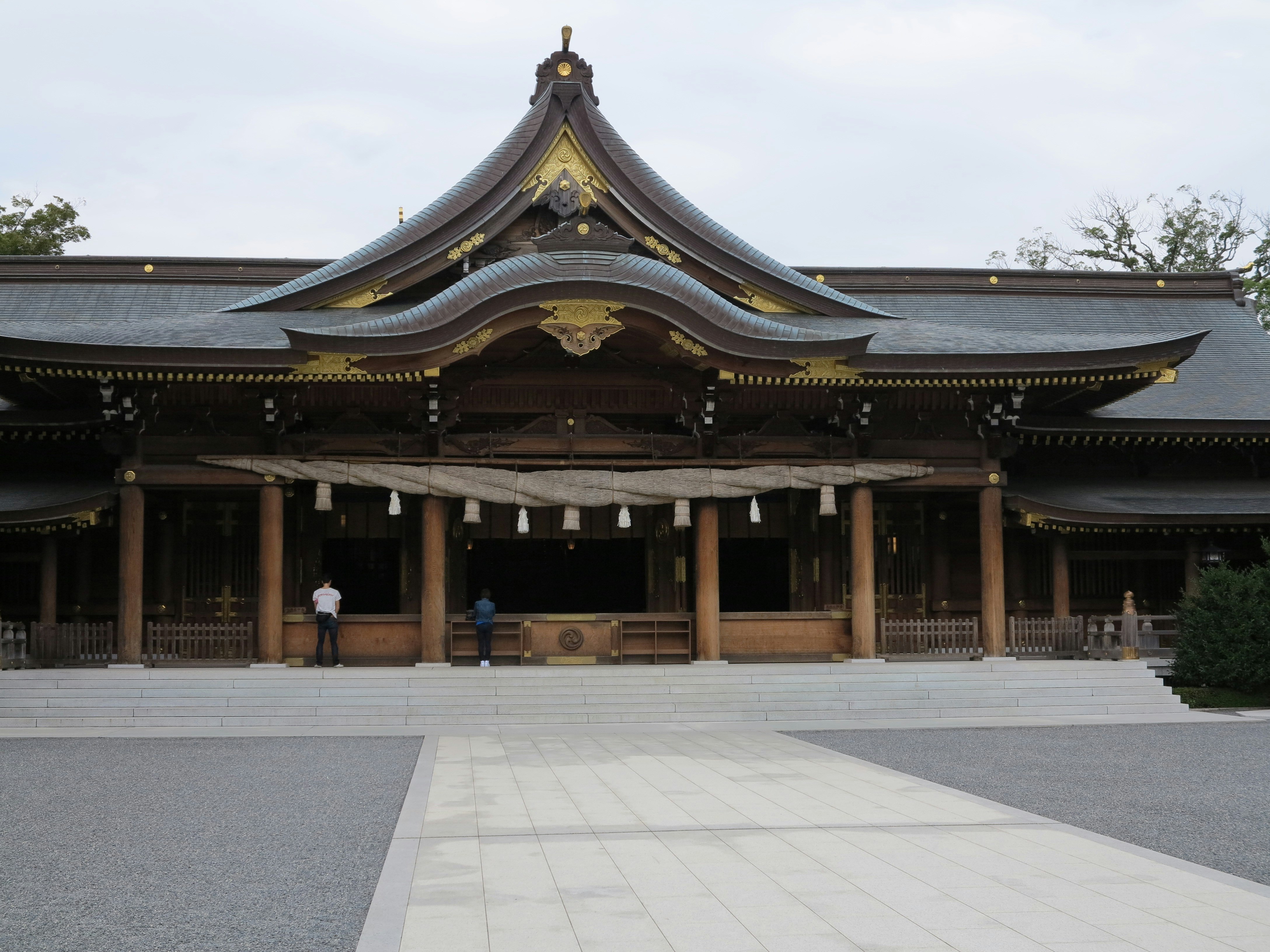 神社主殿与拜殿的正面外观