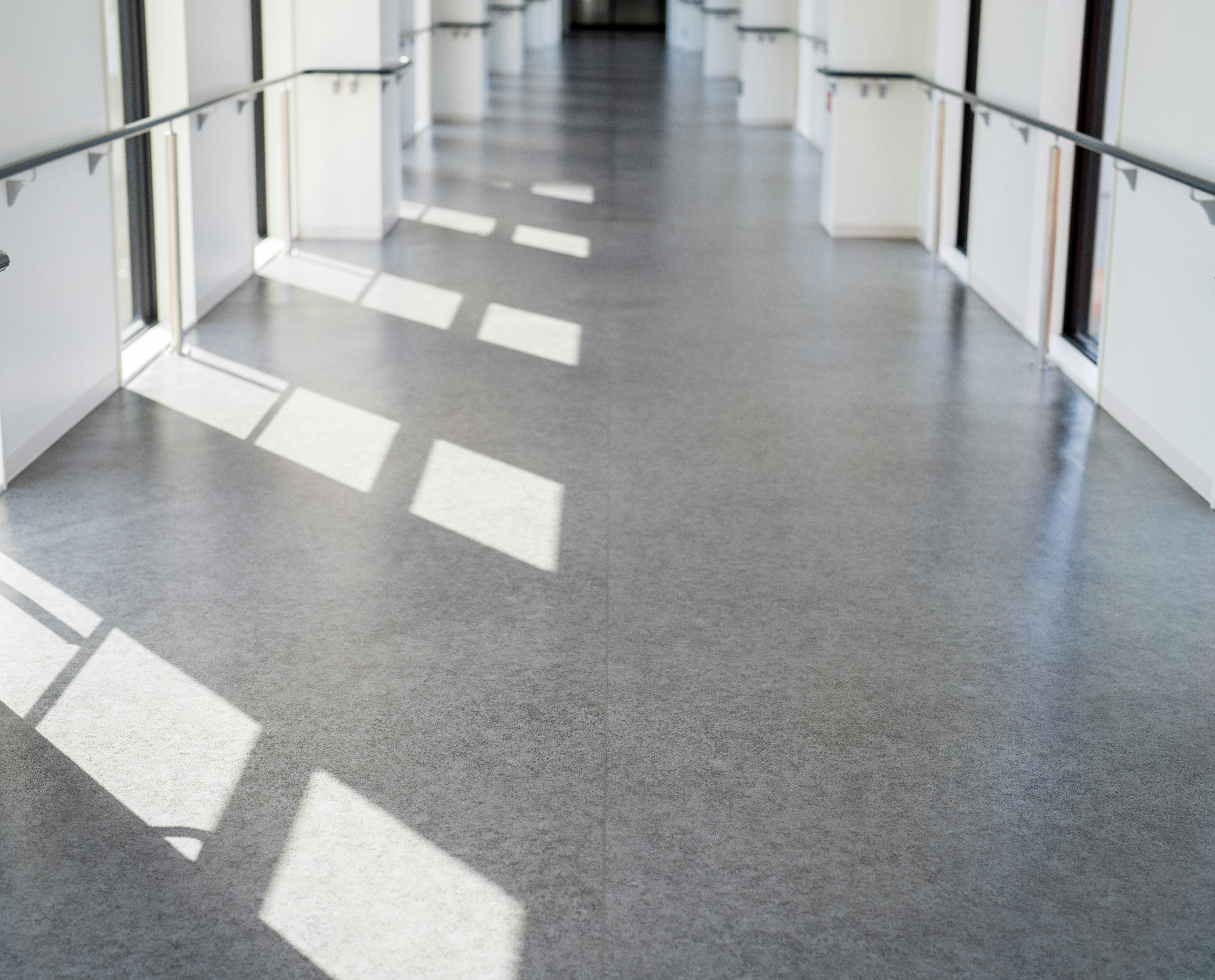 motivi di luce quadrati sul pavimento del corridoio