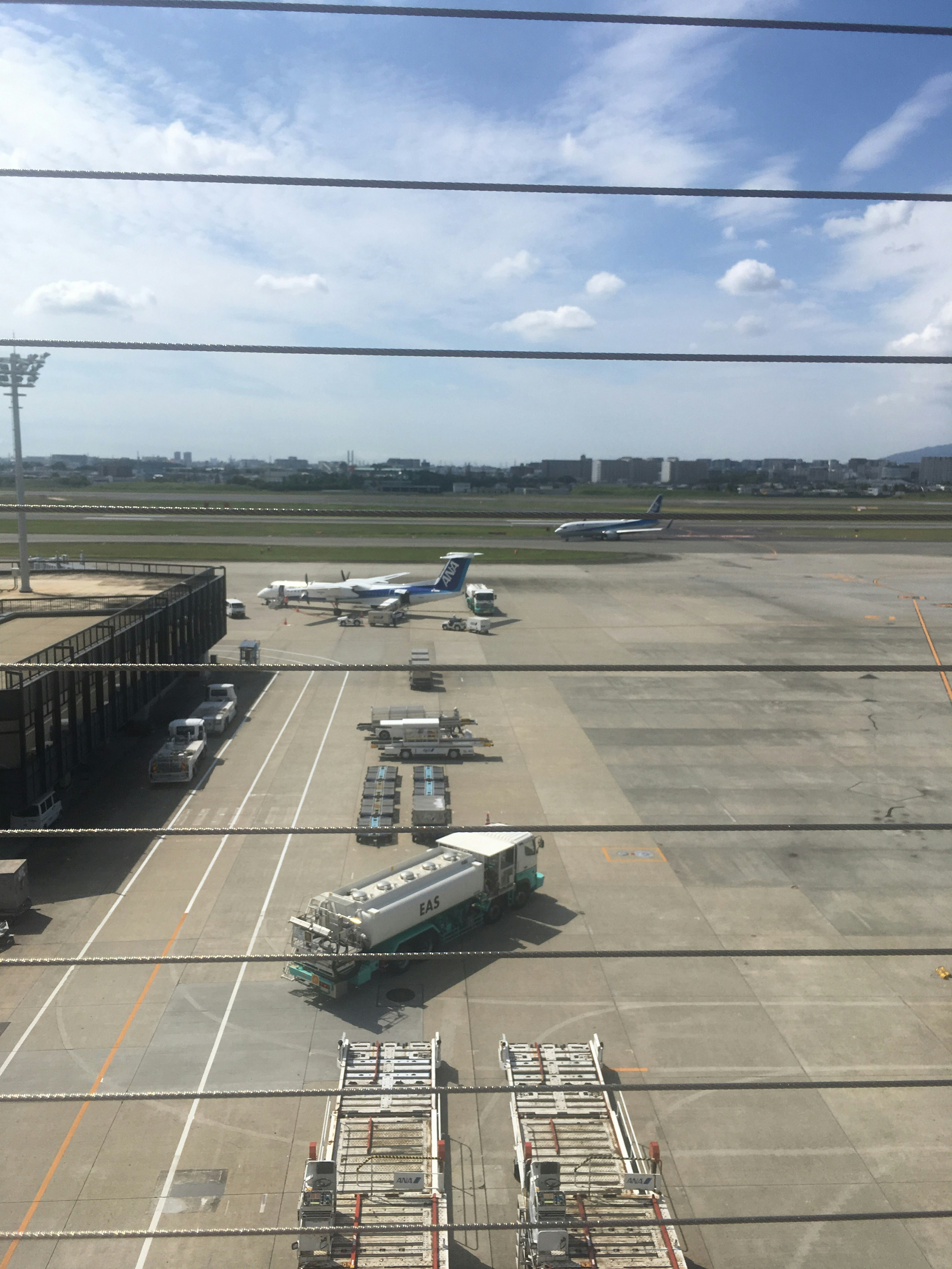 停在跑道上的飛機與貨運卡車