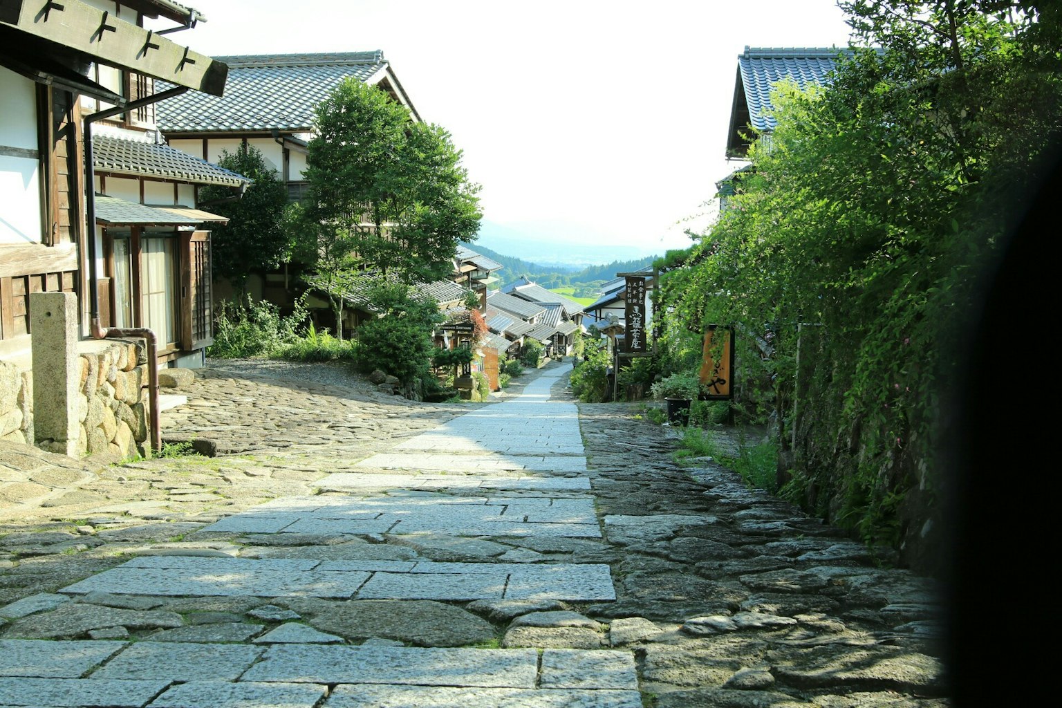 돌로 포장된 거리와 전통 일본 가옥들