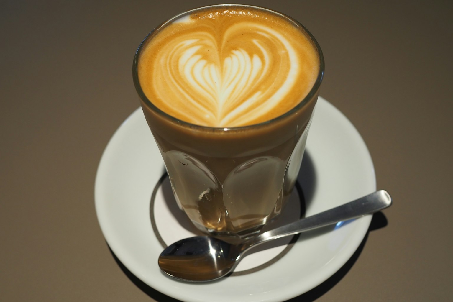 一杯帶有美麗心形拉花的拿鐵