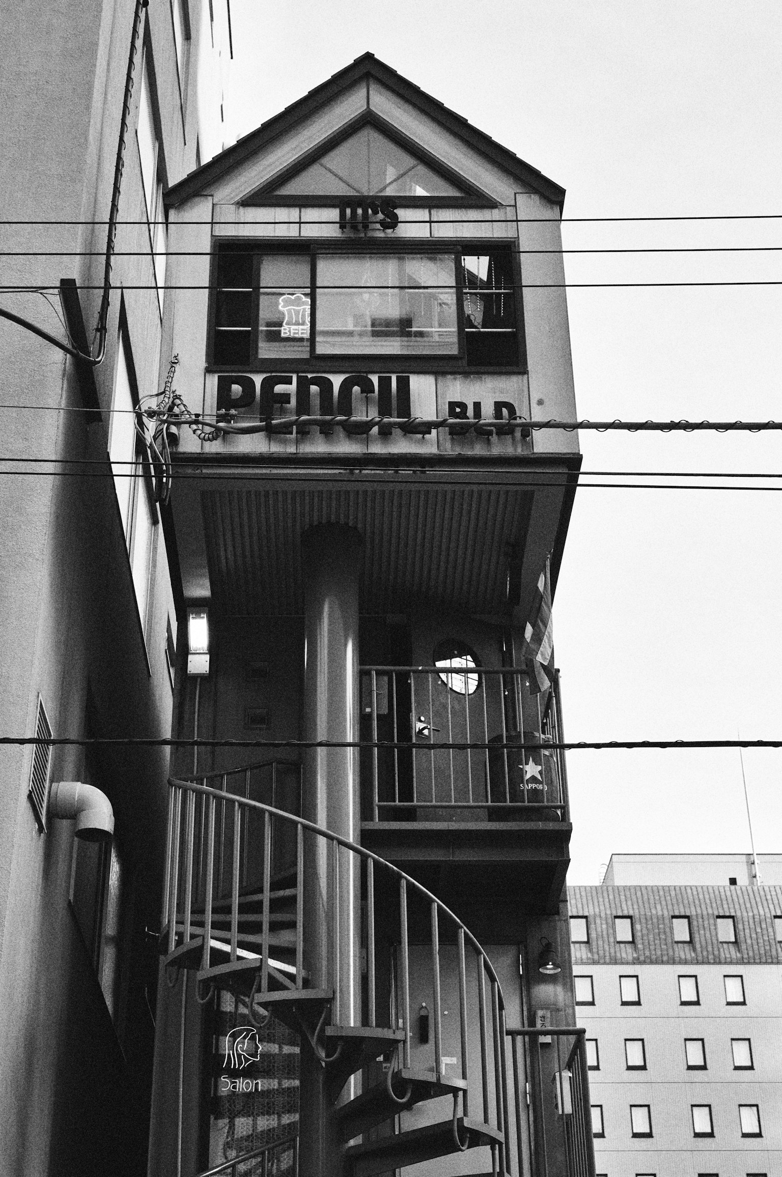 一栋小建筑，顶部有一个写着"PERCH"的招牌和一个螺旋楼梯