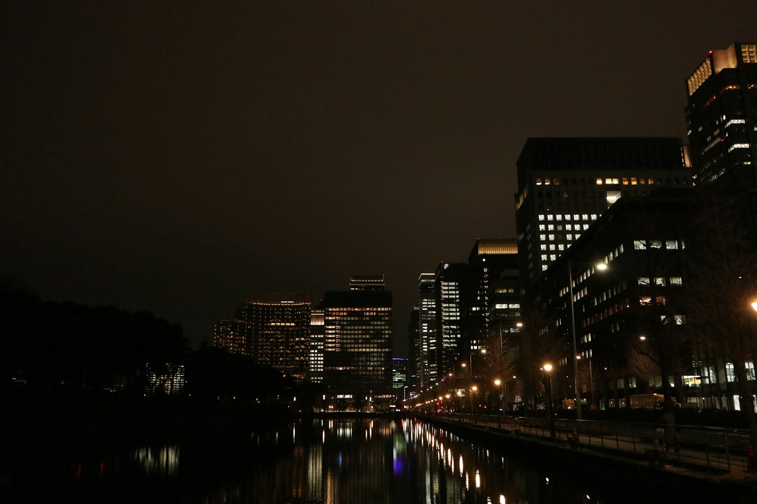 밤의 도시 풍경과 강의 반사 및 조명된 건물들
