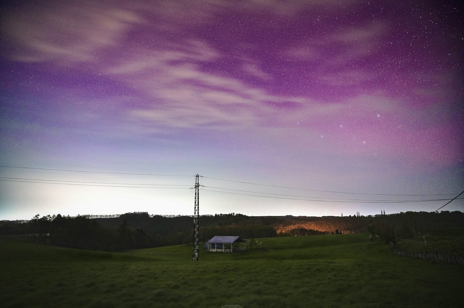 夜空中紫色的天空和闪亮的星星,特写小房子和电线杆