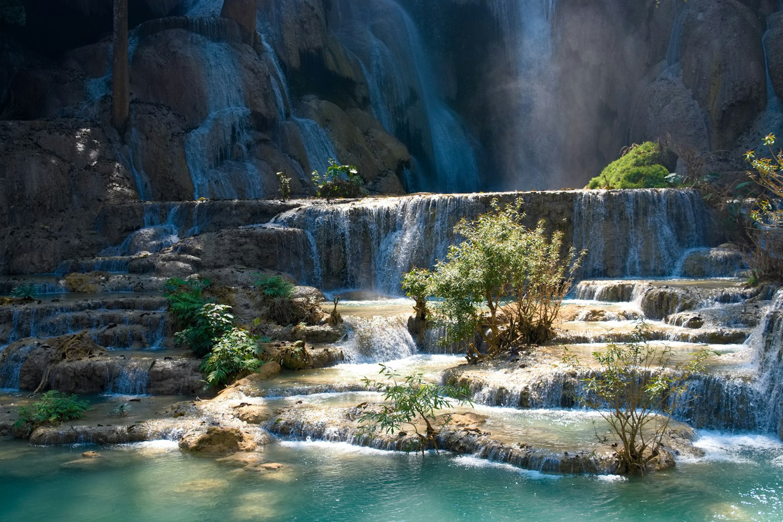 Wunderschöner Wasserfall mit üppigem Grün in einer natürlichen Umgebung