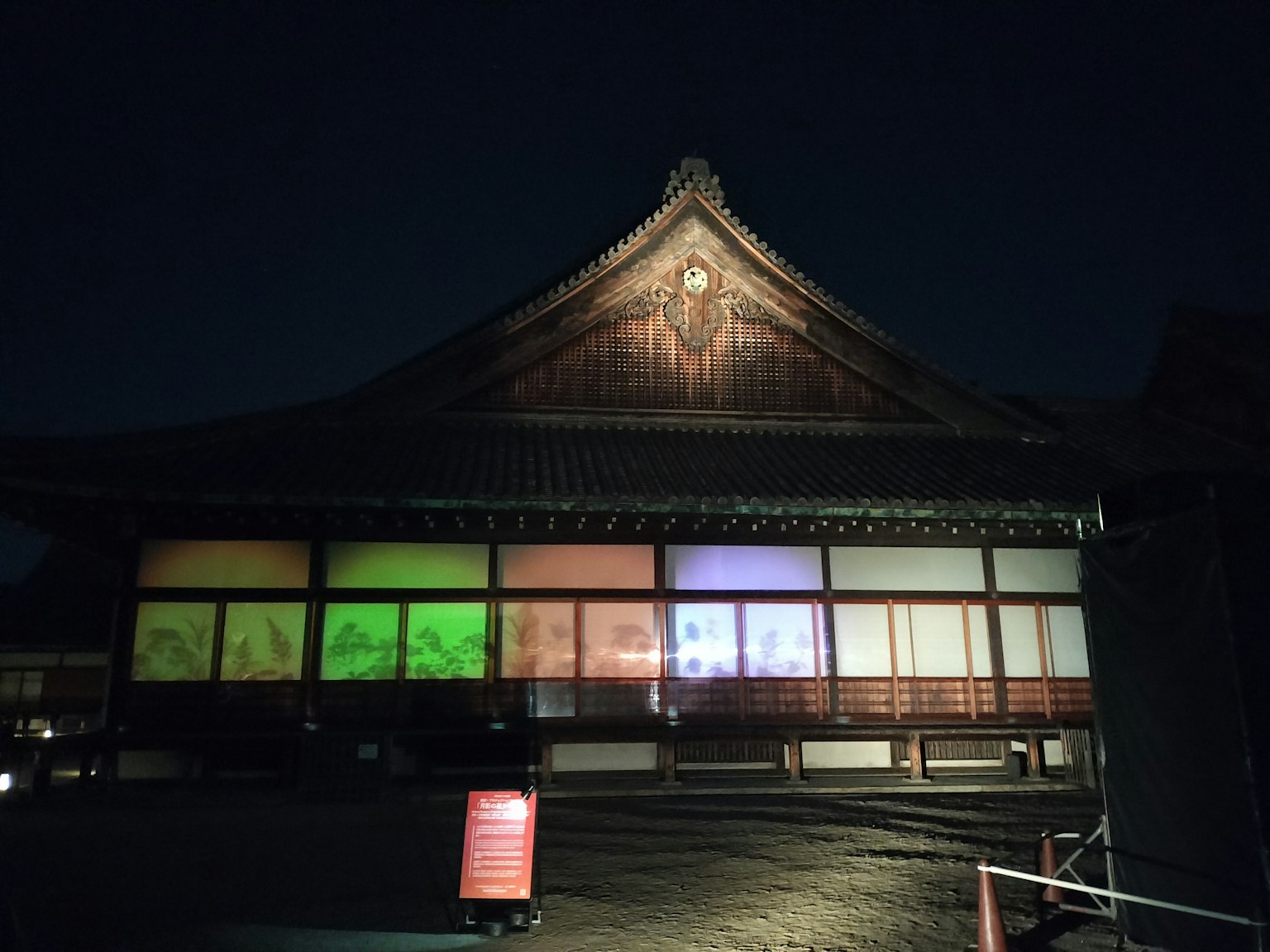 Außenansicht eines Tempels bei Nacht mit bunten Lichtern