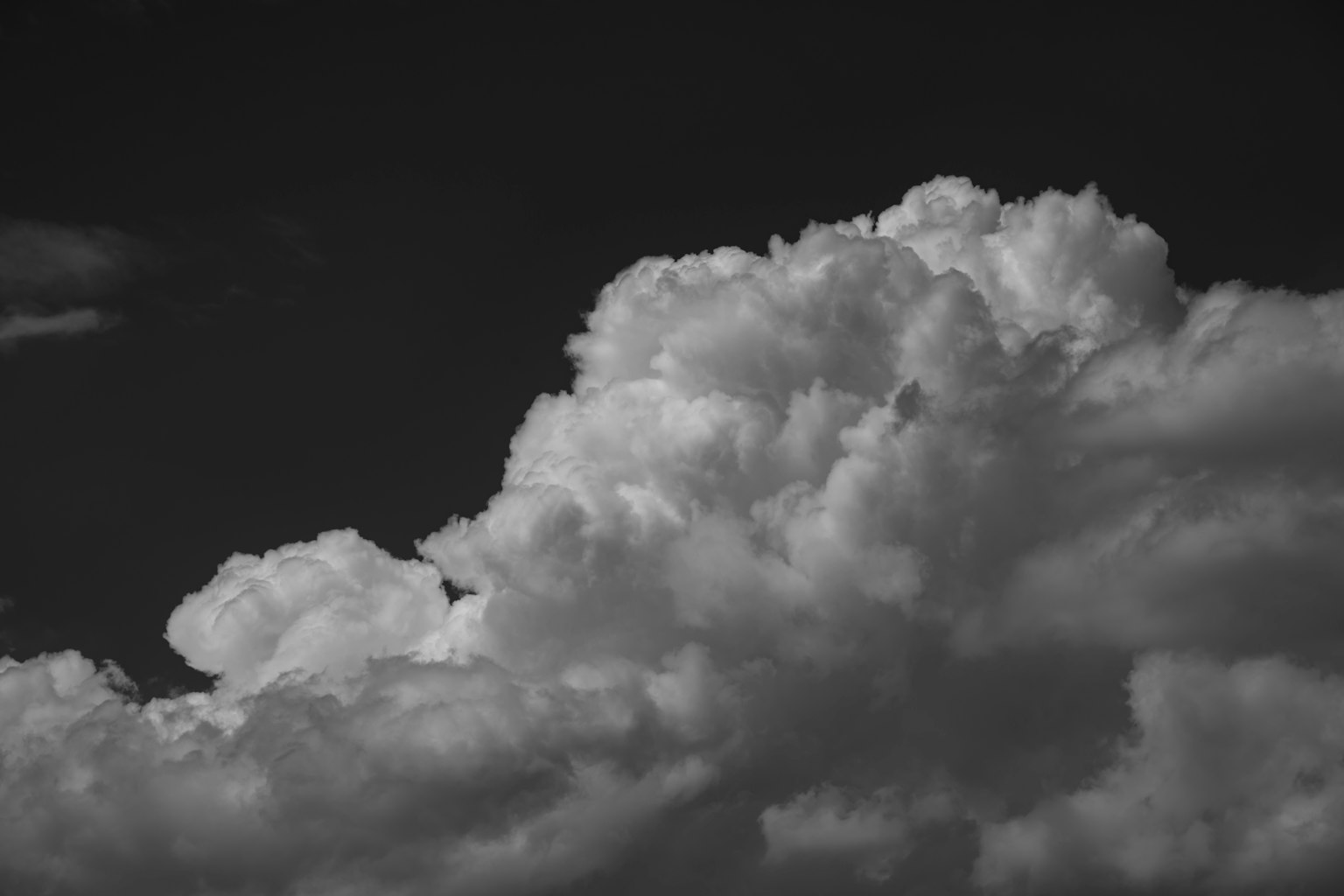 白雲漂浮在黑色天空中