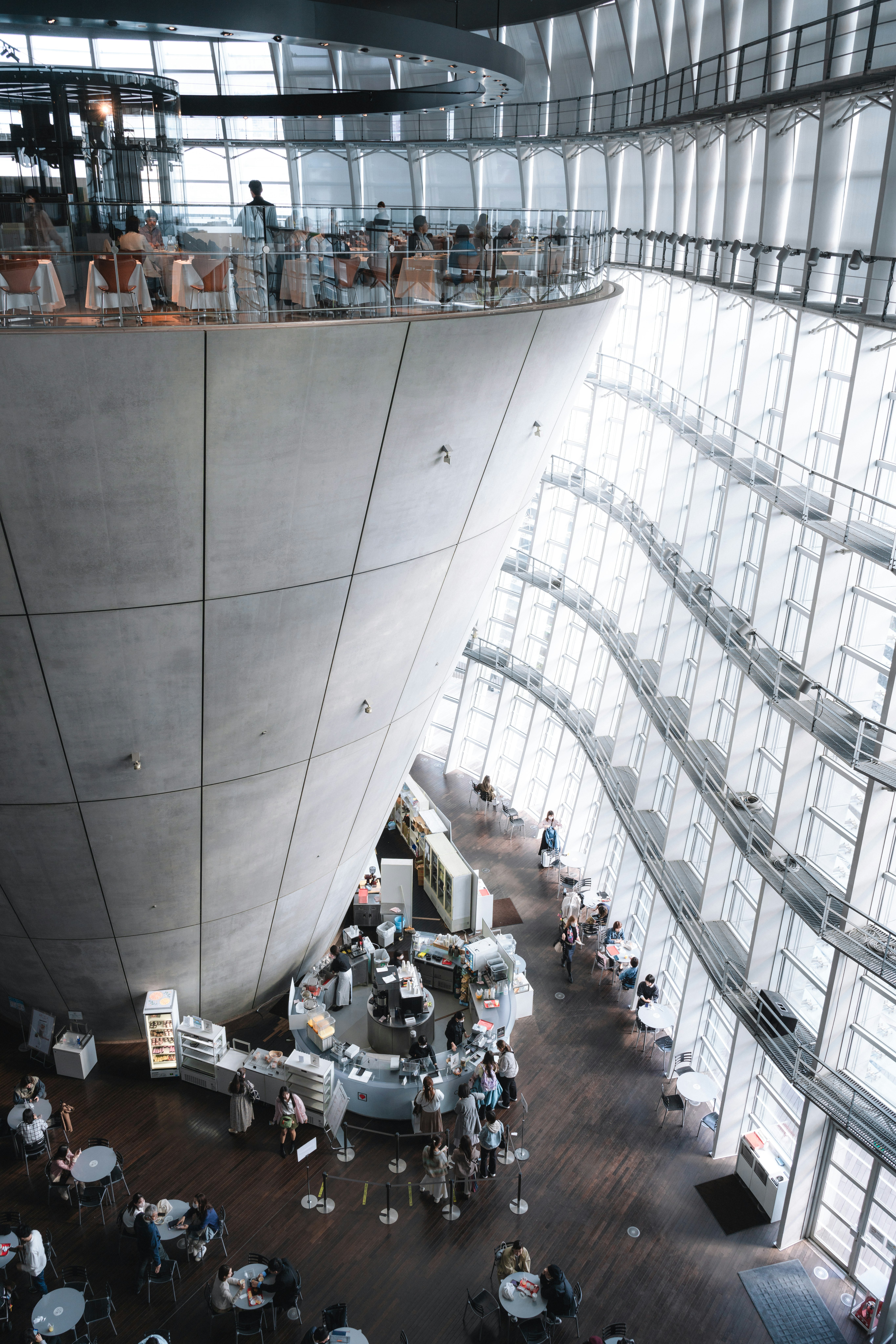 現代室內中庭大廳裡的多人用餐場景