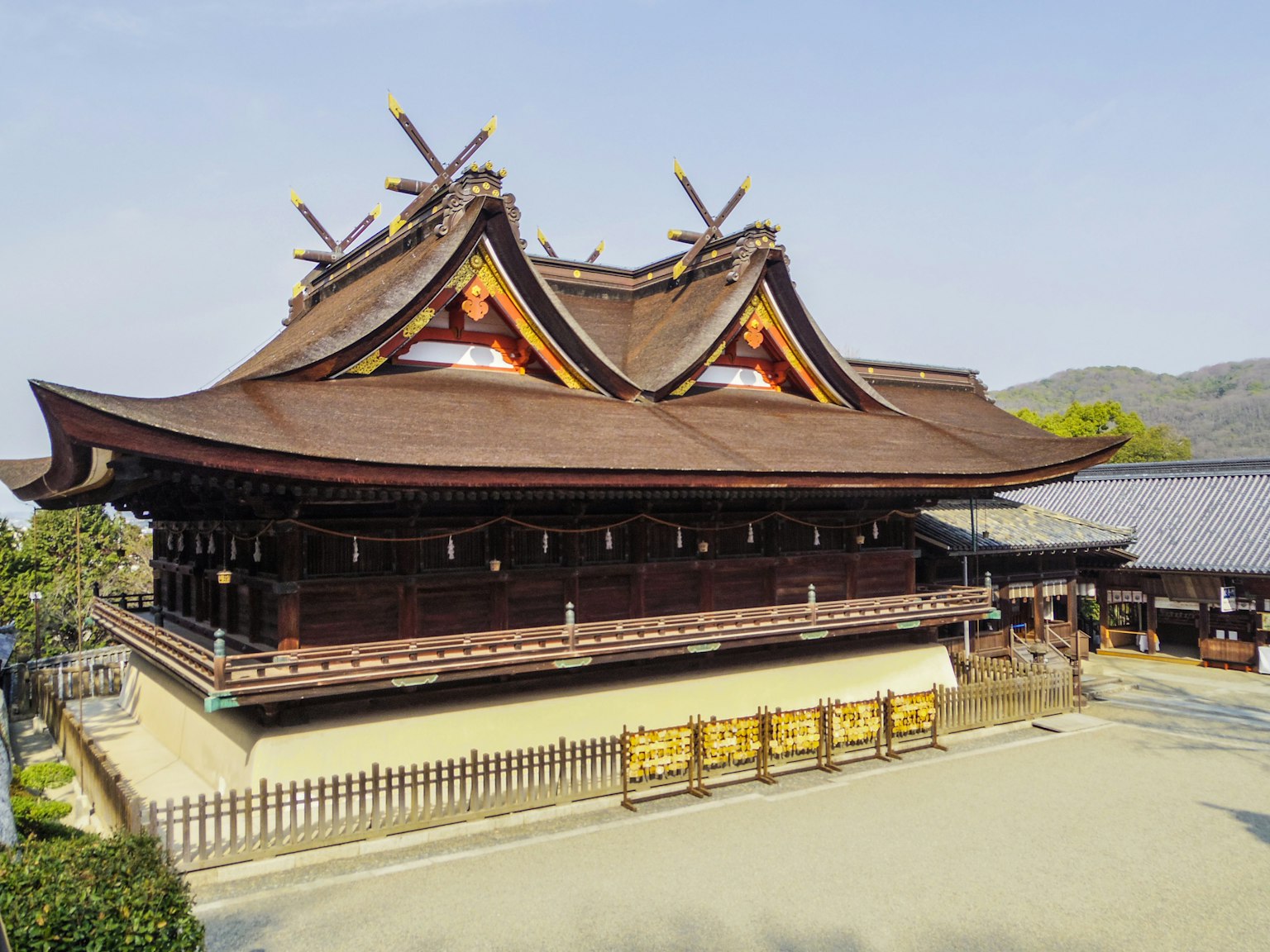美丽的传统日本神社建筑外观，屋顶装饰独特