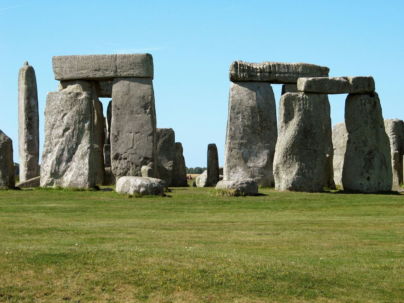 Estructura de piedra de Stonehenge bajo un cielo azul claro