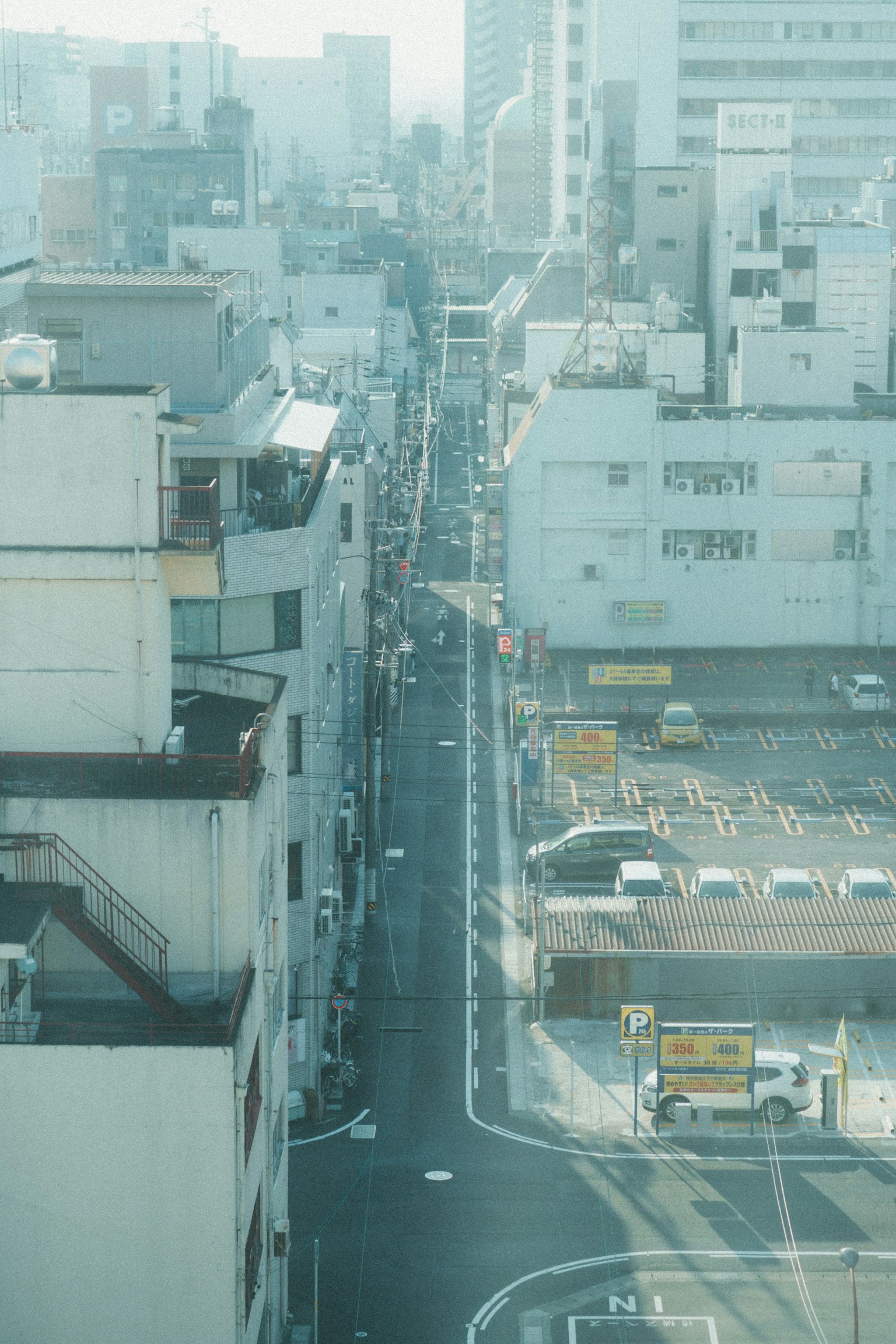 고층 빌딩에서 본 도시 거리 풍경