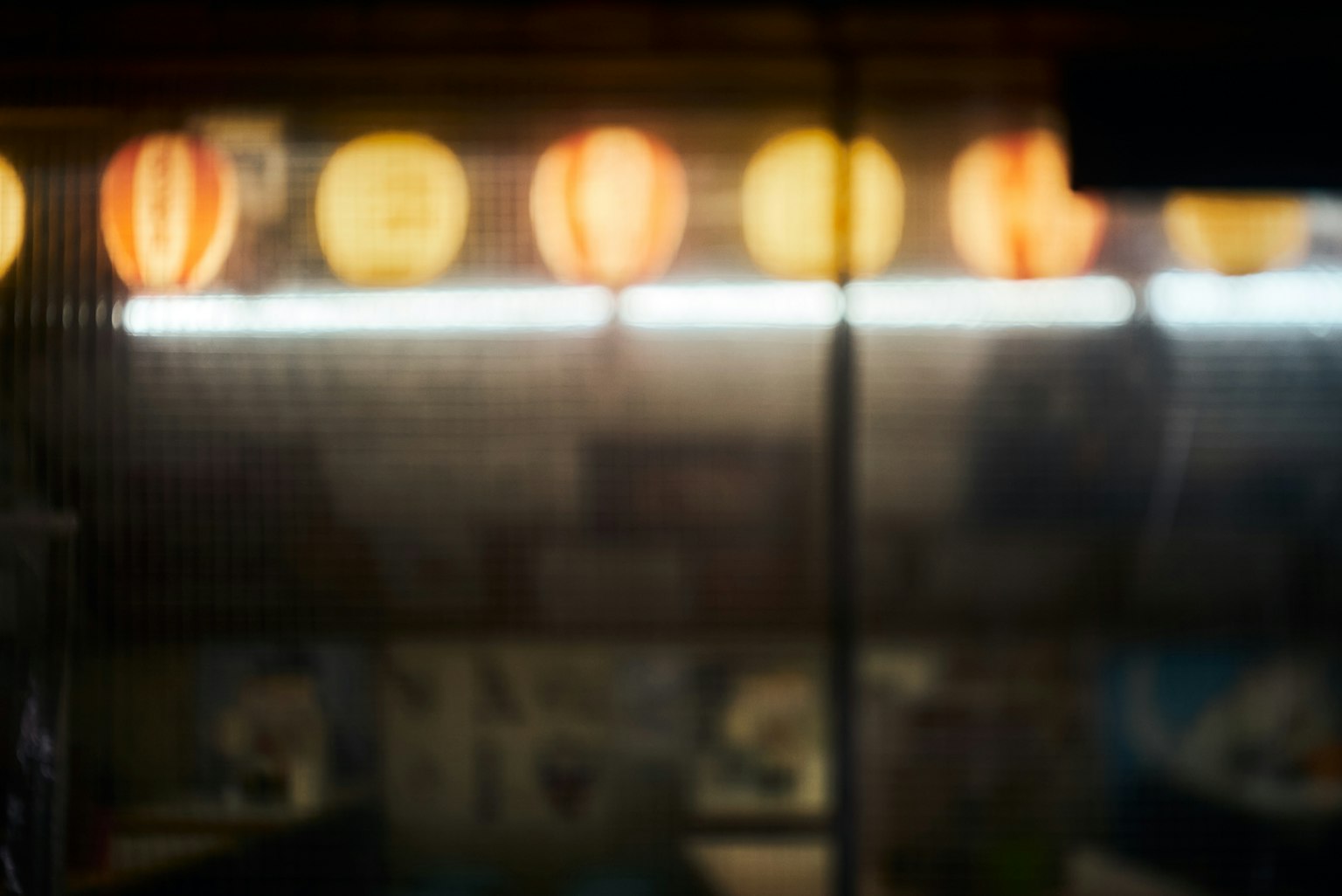 Nền mờ với đèn lồng nhiều màu trong cảnh đêm