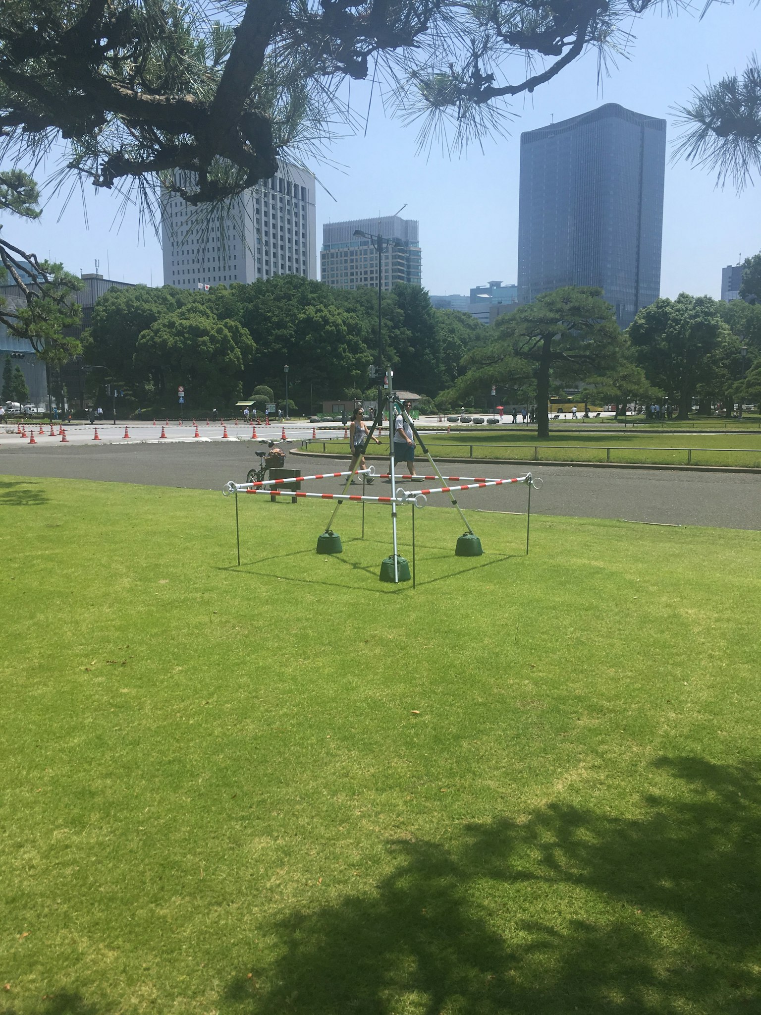 绿草上的游乐设施与背景中的摩天大楼